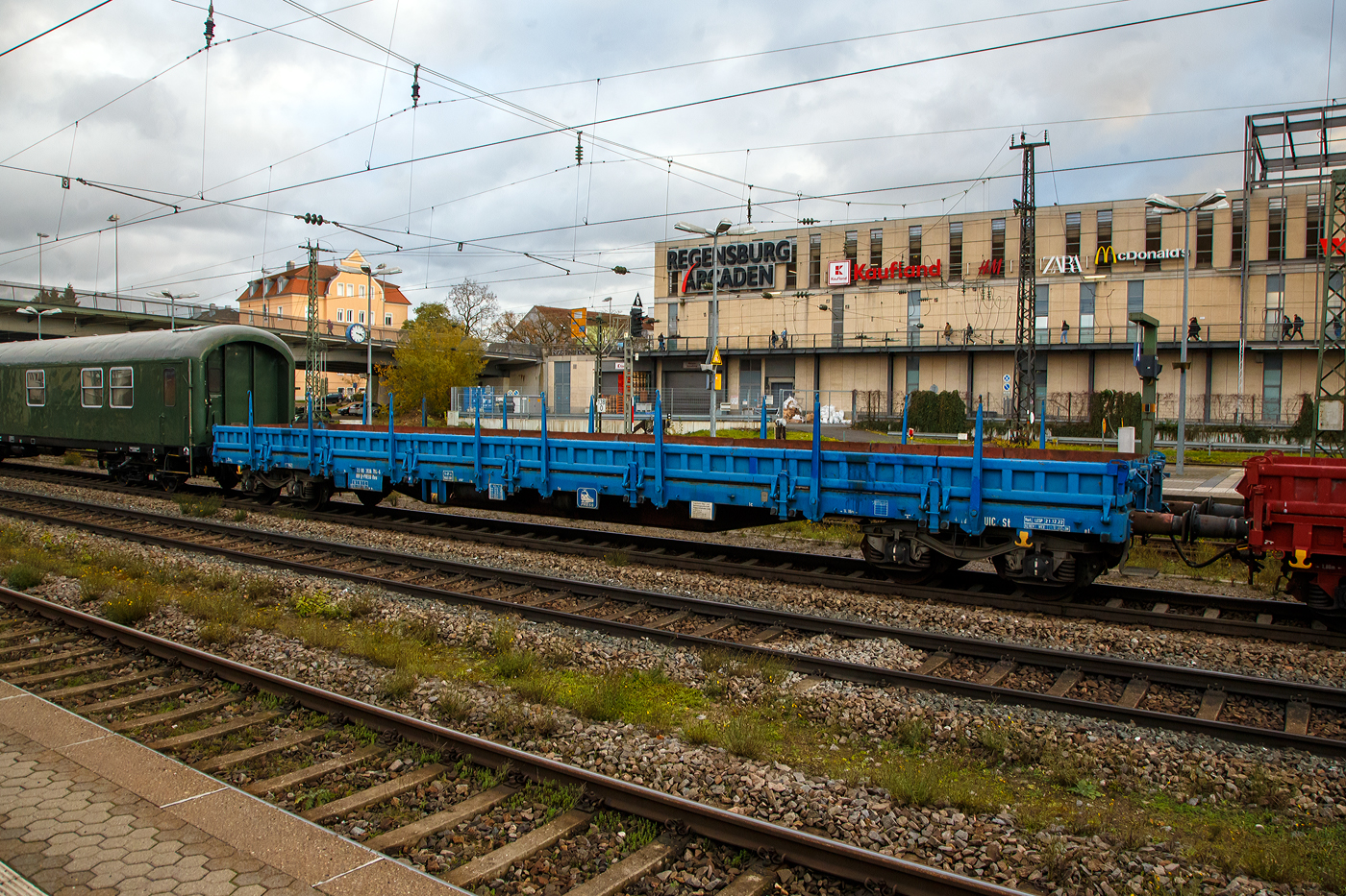 4-achsiger Drehgestell-Flachwagen, mit Seiten- und Stirnwandklappen sowie Drehrungen, 33 88 3936 704-6 B-PRESS, der Eisenbahn-Bau- und Betriebsgesellschaft Pressnitztalbahn mbH, am 24.11.2022 im Zugverband bei einer Zugdurchfahrt im Hbf Regensburg.  

TECHNISCHE DATEN:
Spurweite: 1.435 mm (Normalspur)
Anzahl der Achsen: 4 in 2 Drehgestellen
Länge über Puffer: 19.900 mm
Drehzapfenabstand:  14.860 mm
Achsabstand in den Drehgestellen: 1.800 mm
Eigengewicht: 24.050 kg
Ladelänge: 18.500 mm
Ladefläche: 51 m²
Maximale Ladegewicht: 55,5 t (Streckenklasse C)
Höchstgeschwindigkeit: beladen 100 km/h / leer 120 km/h
Kleinster befahrbarer Gleisbogenhalbmesser: R 75 m
Feststellbremse: nein
Bremse: O-GP-A (LL)
Bremssohle: IB 116
Intern. Verwendungsfähigkeit:  RIV