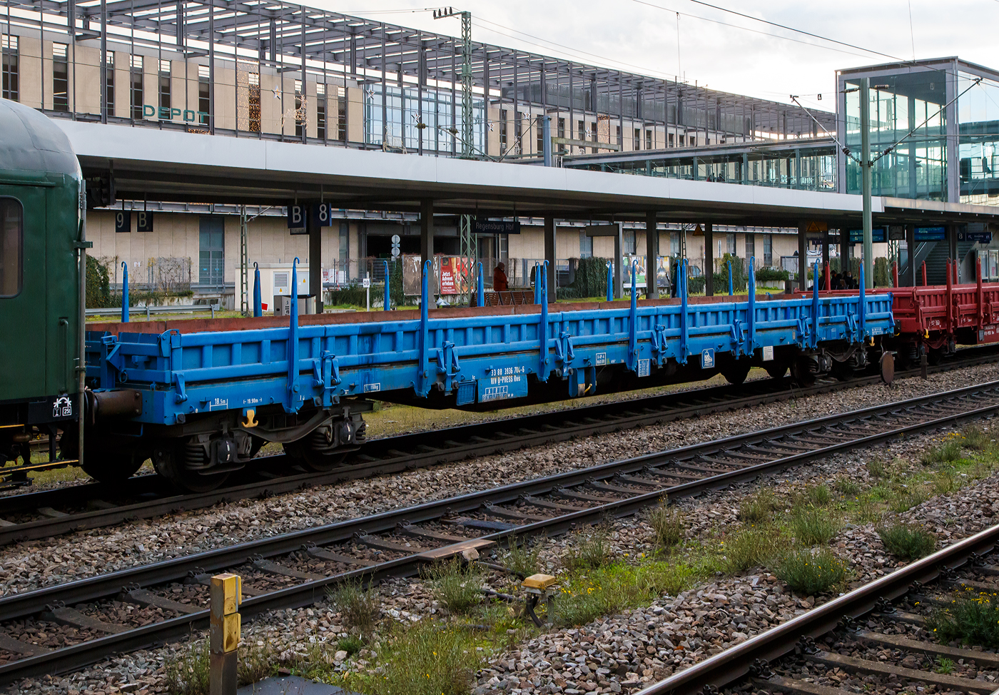 4-achsiger Drehgestell-Flachwagen, mit Seiten- und Stirnwandklappen sowie Drehrungen, 33 88 3936 704-6 B-PRESS, der Eisenbahn-Bau- und Betriebsgesellschaft Pressnitztalbahn mbH, am 24.11.2022 im Zugverband bei einer Zugdurchfahrt im Hbf Regensburg.  

TECHNISCHE DATEN:
Spurweite: 1.435 mm (Normalspur)
Anzahl der Achsen: 4 in 2 Drehgestellen
Länge über Puffer: 19.900 mm
Drehzapfenabstand:  14.860 mm
Achsabstand in den Drehgestellen: 1.800 mm
Eigengewicht: 24.050 kg
Ladelänge: 18.500 mm
Ladefläche: 51 m²
Maximale Ladegewicht: 55,5 t (Streckenklasse C)
Höchstgeschwindigkeit: beladen 100 km/h / leer 120 km/h
Kleinster befahrbarer Gleisbogenhalbmesser: R 75 m
Feststellbremse: nein
Bremse: O-GP-A (LL)
Bremssohle: IB 116
Intern. Verwendungsfähigkeit:  RIV