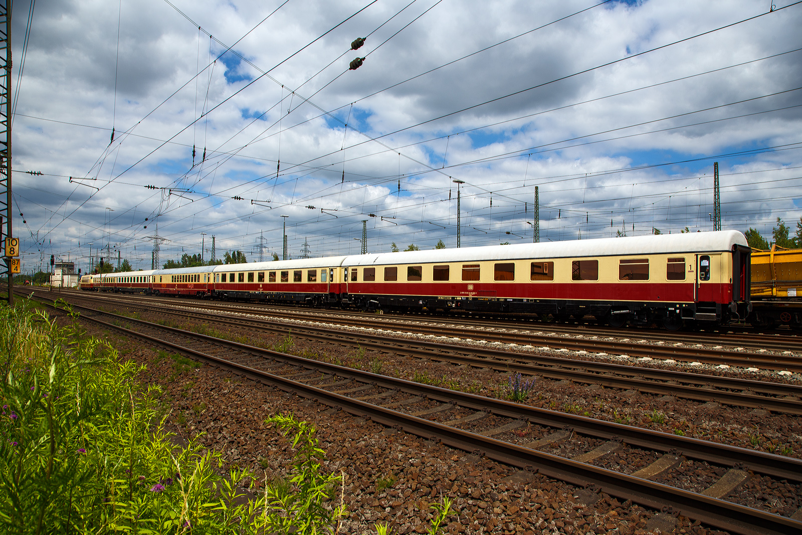 60 Jahre Trans Europ Express...Das war das Motto von dem großen Sommerfest im DB Museum Koblenz am 17. & 18.6.2017. 

Hier die 103 113-7 (91 80 6103 113-7 D-DB) mit dem TEE  Rheingold  am 18.06.2017 in  Koblenz-Lützel.
