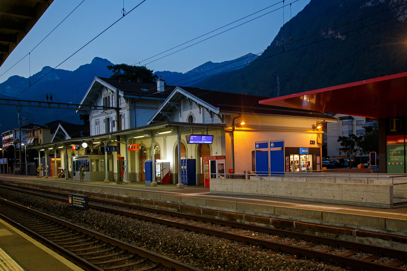 Abendstimmung beim Bahnhof Aigle am 08 September 2023
Hier von der Gleisseite das Empfangsgebäude vom SBB Bahnhof.
