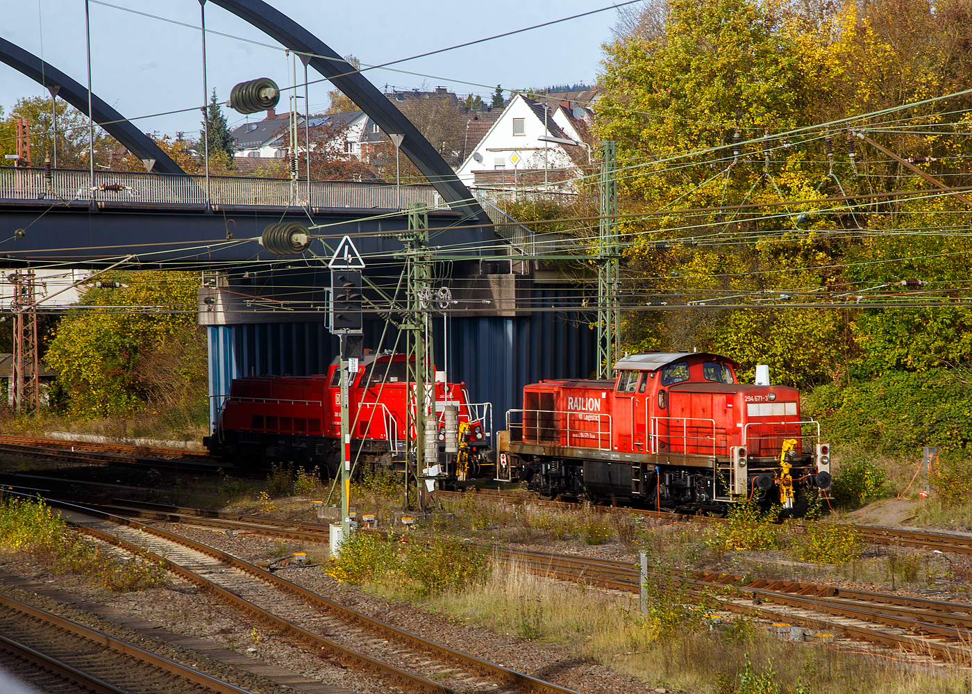Abgestellt zur Wochenendruhe in Kreuztal am 30.10.2022:
Die DB 294 691-3 (ex DB 294 171-7, ex DB 290 171-8) eine remotorisierte V 90 und dahinter die DB 265 003-4 eine Voith Gravita 15L BB.
