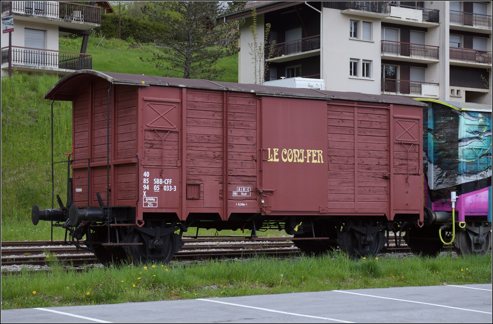 Abstecher zur Coni'fer. Ein hübsch restaurierter gedeckter Güterwagen aus der Schweiz, der offenbar zuletzt als Dienstwagen in Betrieb war. 40 85 CFF-SBB 94 05 033-3 X in Les Hôpitaux-Neufs. Mai 2023.