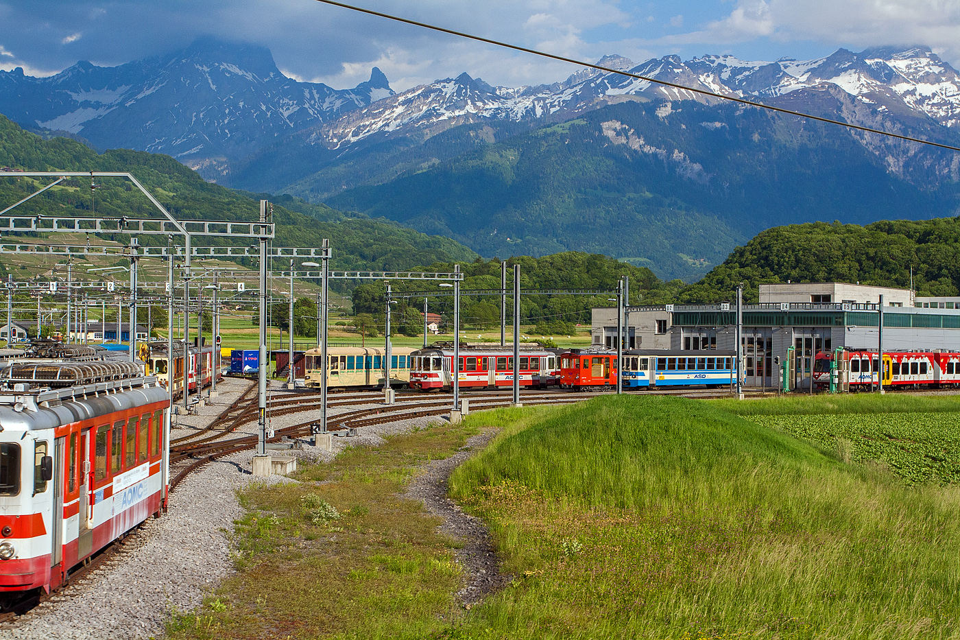 Alleine diese Bild aus einem Zug heraus am 28 Mai 2012 ins Dépôt der tpc Transports Publics du Chablais in Châlex (bei Aigle), zeigt die Vielfalt und die noch damalige Farbvielfalt der tpc.