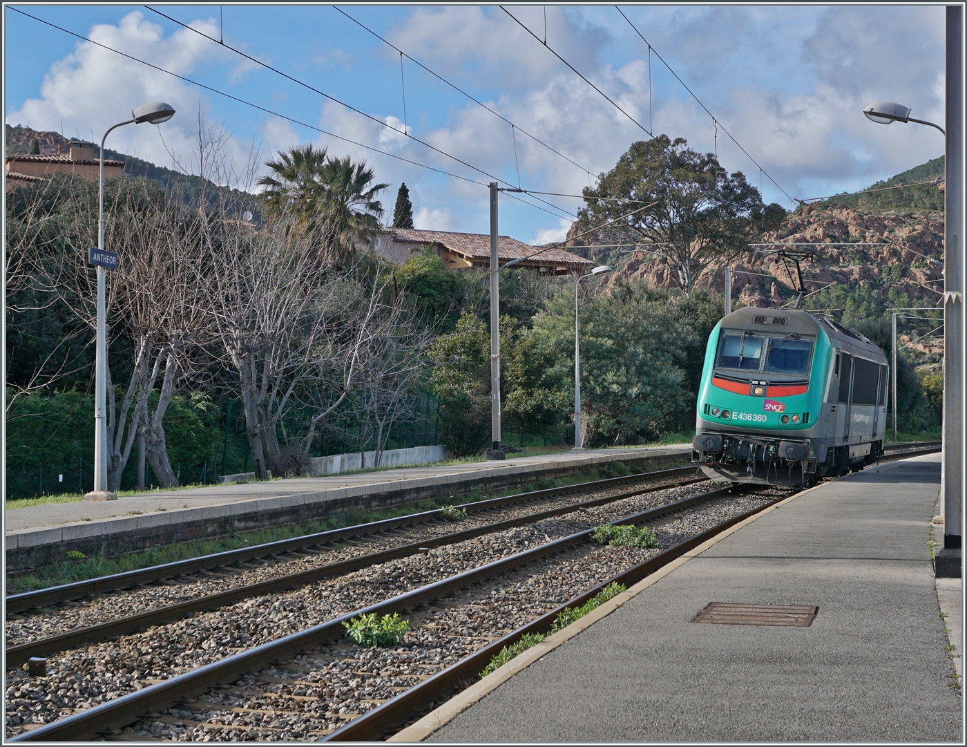 Als Lokzug fährt die SNCF E 436.360 (BB 36360) ASTRDE durch den Bahnhof von Anthéor in Richtung Marseille. 

24. März 2025