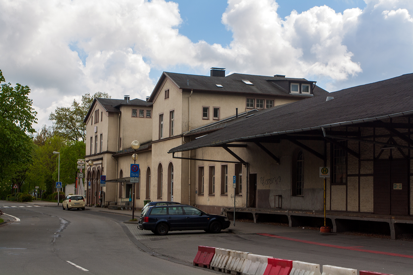 Als die Züge noch am Bahnhof hielten....
Das ehemaliges Bahnhofsgebäude (Empfangsgebäude und Güterschuppen) vom Bahnhof Olpe, von der Straßenseite, an der KBS 442  Biggetalbahn  (Finnentrop - Olpe – [Freudenberg]) am 12 Mai 2013. 

Der heutige End-Haltepunkt wurde 2013 um ca. 100 m vor den ehemaligen Bahnhof vorverlegt. Das Gebäude wurde 2025 abgebrochen.

Früher endete hier auch die Bahnstrecke Siegburg–Olpe „Aggertalbahn“ (KBS 459), Die Streckenabschnitte von Siegburg nach Overath und von Dieringhausen nach Olpe sind stillgelegt und abgebaut.

Geschichte:
Am 1. November 1875 eröffnete die Bergisch-Märkische Eisenbahn- Gesellschaft (BME) ihre Strecke zwischen Finnentrop und Freudenberg (Kr Siegen). Sie wurde in mehreren Teilstrecken gebaut. Die 43,6 Kilometer lange Gesamtstrecke ging erst am 1. November 1907 in Betrieb. 

Das Empfangsgebäude Olpe:
Das mehrgliedrige Stationsgebäude in Seitenlage besaß einen zweistöckigen, giebelständigen Eckbau, der durch einen einstöckigen, traufenständigen Flügelbau mit einem ebenfalls einstöckigen, giebelständigen Eckbau verbunden war. Ein Güterschuppenanbau ergänzte den Eckbau. Ein separates Abtrittgebäude war im Norden entstanden. Der Putzbau besaß Rundbogenfenster- und Türen im Erdgeschoss sowie Rechteckfenster in den Obergeschossen. Im Erdgeschoss gab es eine Eingangshalle mit Fahrkarten- und Gepäckschalter sowie Zugänge zu den Wartesälen sowie ein Bahnhofsrestaurant. Im Obergeschoss waren Dienstwohnungen entstanden. Da der Bahnhof vorläufig die Endstation der Strecke nach Freudenberg (Kr Siegen) war, erhielt er eine Lokstation mit Lok- und Wagenschuppen, Drehscheibe und Wasserstation

Weitere Streckeneröffnungen, Ausbauten oder Änderungen 
• 1956 begannen die Planungsarbeiten für die Biggetalsperre. Die Bauarbeiten begannen 1958. Dadurch bedingt war eine  Neubaustrecke  notwendig, da die alte Strecke mehrere Meter unter Wasser stehen würde. So entstanden auch die beiden Doppelstockbrücken Dumicketal und Listertal über die Biggetalsperre, jeweils oberen Ebene Straße und auf der darunter liegenden Ebene die eingleisige Bahnstrecke. Rechtzeitig zum Staubeginn 1965 wurde die Bahnstrecke in Betrieb genommen. 
• Am 1. Juni 1976 stellte die DB den Stückgutverkehr ein. 
• Am 28. Dezember 1979 legte die DB den Personenverkehr auf der Strecke nach Dieringhausen still und 1989 wurde das Stilllegungsverfahren eingeleitet. 
• Der Schienenverkehr in Richtung Freudenberg wurde am 29. Mai 1983 beendet. 1993 stellte die DB den Güterverkehr in Olpe ein und ließ die Gleisanlage bis auf ein Gleis zurückbauen, so wurde Olpe zum Haltepunkt. 
• 2013 wurde der Haltepunkt um ca. 100 m vor den ehemaligen Bahnhof vorverlegt. Das Gebäude wurde 2025 abgebrochen.
