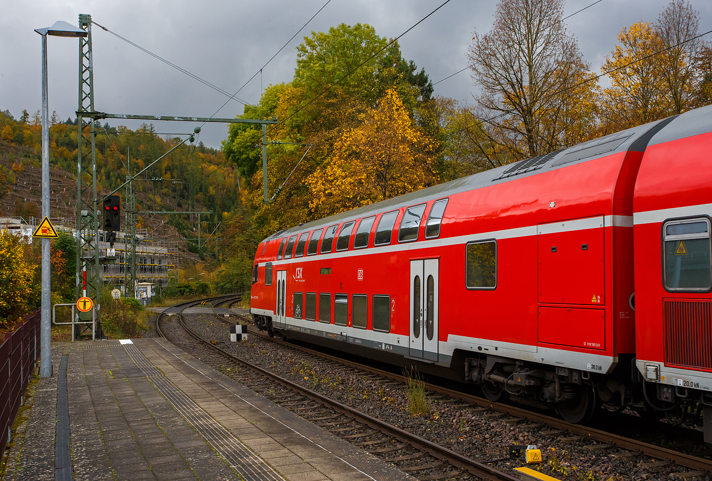 Am 16 Oktober 2025 gab es in Betzdorf/Sieg eine Weichenstörung, so hatte der gerade in den Bahnhof Kirchen/Sieg eingefahrene RE 9 - Rhein Sieg Express (RSX) Siegen - Köln – Aachen, geschoben von der 146 006-2 (91 80 6146 006-2 D-DB) der DB Regio NRW, länger Hp 0 und musste einen entgegenkommenden Güterzug abwarten. Nun darf auch der RE 9 Steuerwagen voraus weiterfahren. 