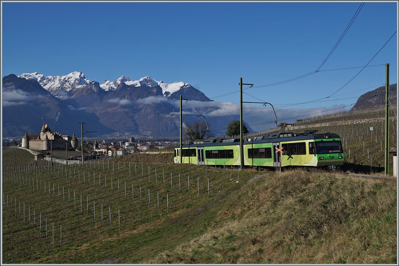 An praktisch der selben Stelle oberhalb von Aigle beim Schloss von Aigle zeigt sich kurz darauf der TPC AOMC/ASD Beh 4/8 291 als R 71 auf der Fahrt nach Les Diablertes. 

4. Januar 2024