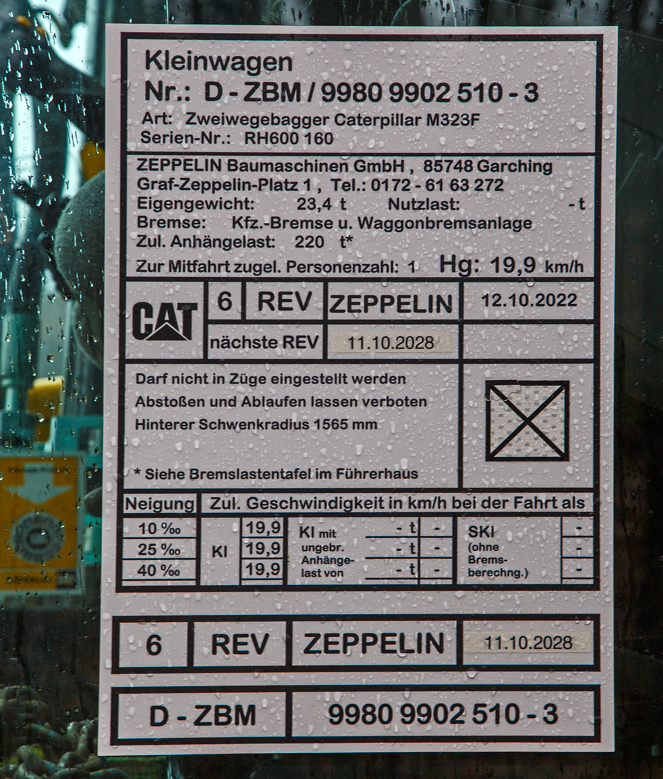 Anschriftentafel von dem Caterpillar CAT M323F Zweiwegebagger mit hydrostatischem Schienenradantrieb (Serien-Nr. RH600 160), Kleinwagen Nr. D-ZBM 99 80 9902 510-3 der ZEPPELIN Baumaschinen GmbH (Garching) abgestellt am 01.04.2023 beim Hp Gr�nebach Ort (an der Hellertalbahn).