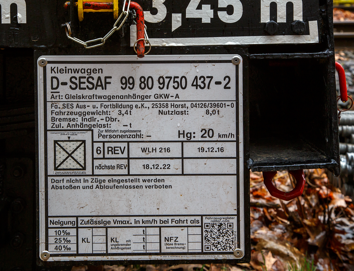 Anschriftentafel von dem Gleiskraftwagenanh�nger GKW-A, Kleinwagen D-SESAF 99 80 9750 437-2 der SES Aus- und Fortbildung e.K. (Horst), abgestellt am 01.04.2023 beim Hp Gr�nebach Ort (an der Hellertalbahn).