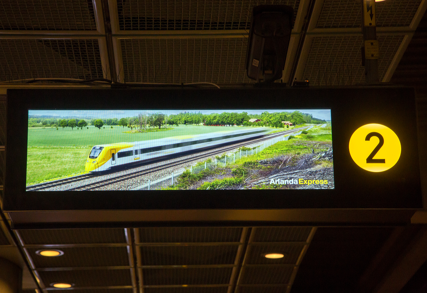 Anzeigentafel f�r den Arlanda Express, mit dem Bild eines Alstom Coradia X3, in Stockholm Central am Gleis 2, hier am 21 M�rz 2019.

Im Hauptbahnhof von Stockholm am Gleis 1 und 2 haben die Z�ge des Arlanda Express gesonderte Bahnsteige. Dort ist ein direkter stufenloser �bergang vom Zug zum Bahnsteig m�glich. 

Arlanda Express ist eine schwedische Bahnverbindung, die mit dem 200 km/h schnellen Elektrotriebzug X3 seit 1999 den Stockholmer Hauptbahnhof mit dem Flughafen Stockholm/Arlanda verbindet. Die Z�ge bew�ltigen die Strecke in 20 Minuten. Am Flughafen bedienen sie die Stationen Arlanda S�dra und Arlanda Norra. Die Z�ge verkehren bis auf wenige Ausnahmen in den Tagesrandzeiten alle 15 Minuten, im Berufsverkehr etwa alle zehn Minuten.