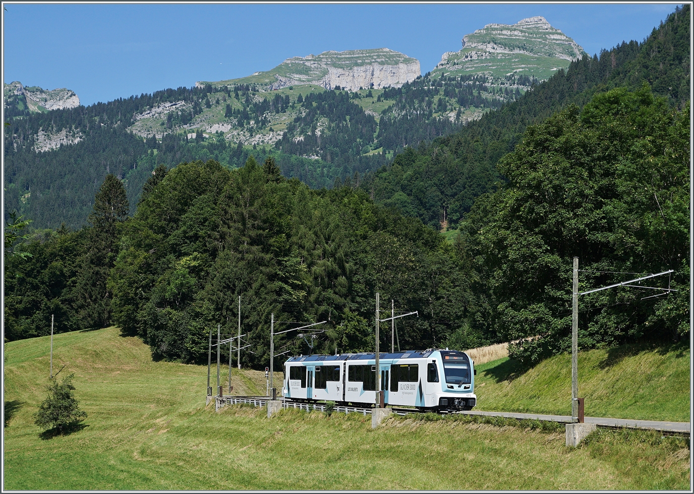 ASD heute: Nun haben die drei neuen ABe 4/8 471 - 473 die vier BDe 4/4 401 - 404 mit Bt abgelöst, wobei von den drei Umläufen einer weiterhin mit einem der beiden TPC Beh 478 591 bzw. 592 bestückt wird. Die ex WSB/AAR/AVA Steuerwagen stehen weiterhin beim TPC Dépôt in Aigle und im neuen Fahrplan sind alle Züge als Züge ohne 1.Klasse verzeichnet.

Im Bild der TPC ASD ABe 4/8 473 in der gefälligen  Glacier 3000  Lackierung zwischen Le Sépey und Les Planches.  

27. Juli 2024