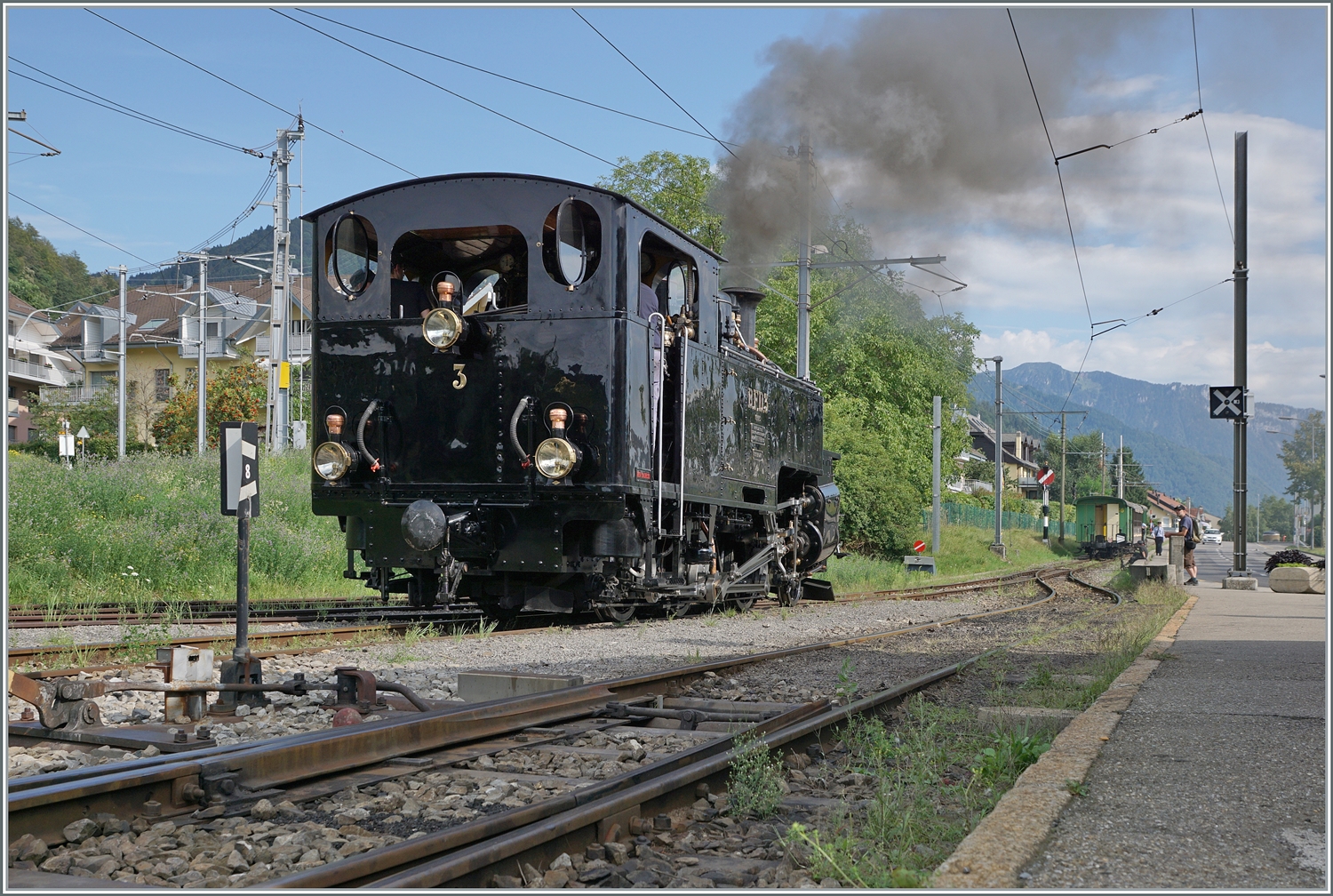 Auch von hinten eine reizvolle Erscheinung: die BDF HG 3/4 N° 3 der Blonay - Chamby Bahn, hier in Blonay.

5. Aug. 2023. 