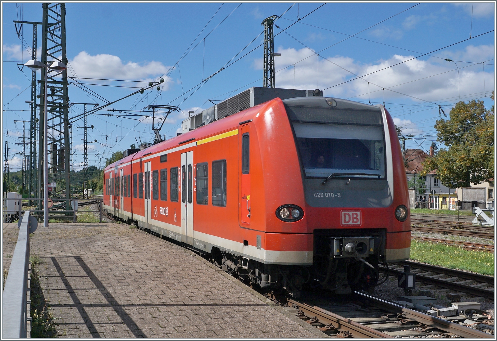 Auf den Fahrplanwechsel im Dez. 2022 endet der Einsatz der  Mini Quietschies/Baby Quietschies  (BR 426) zwischen Singen und Schaffhausen. Ein guter Grund nochmals hinzufahren. 

Der DB 426 010-5 /510-4 erreicht Singen. 

19. Sept. 2022
