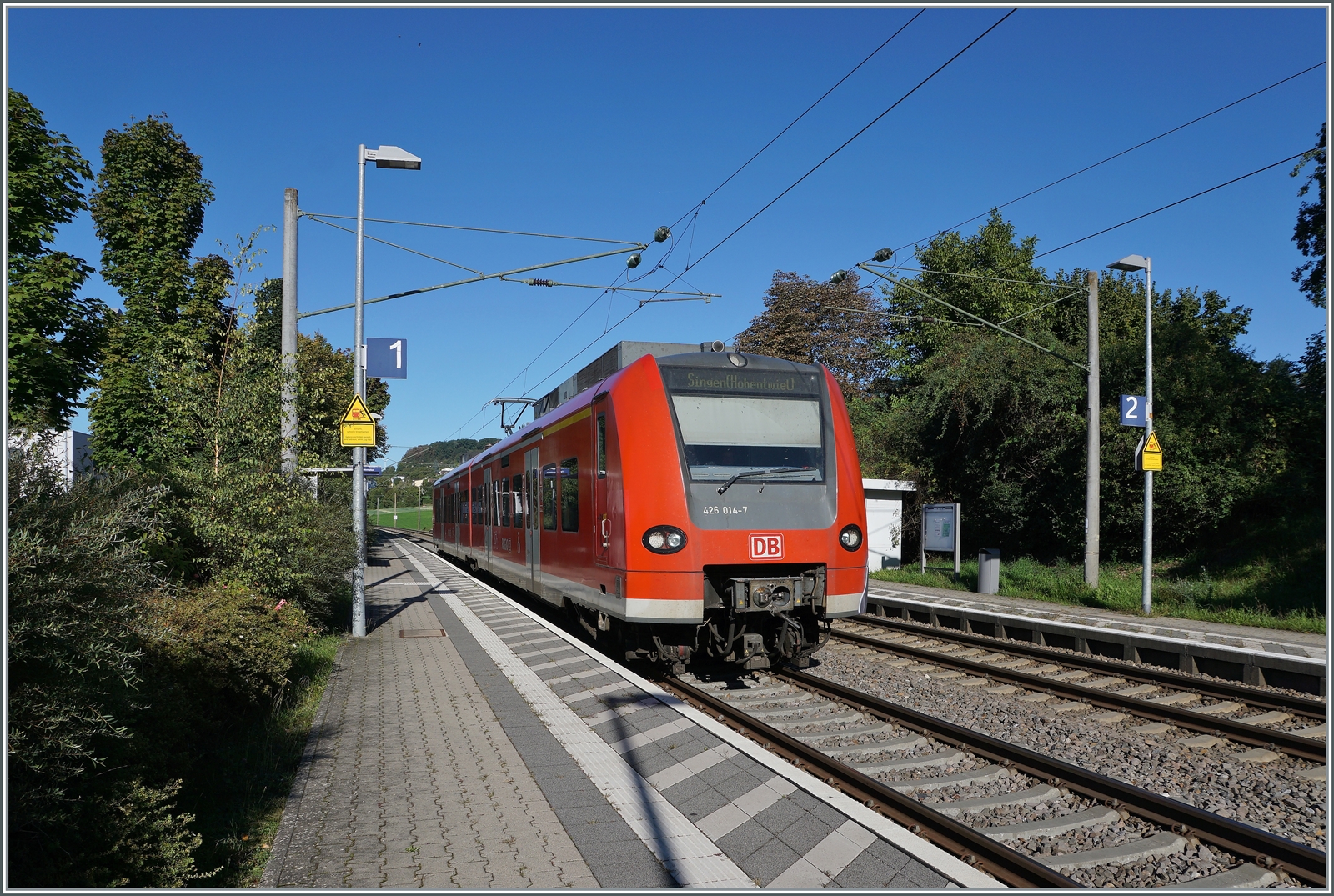 Auf den Fahrplanwechsel im Dez. 2022 endet der Einsatz der  Mini Quietschies/Baby Quietschies  (BR 426) zwischen Singen und Schaffhausen. Ein guter Grund nochmals hinzufahren. Der DB 426 014-7 /514-6 beim Halt in Bietingen.

19. Sept. 2022