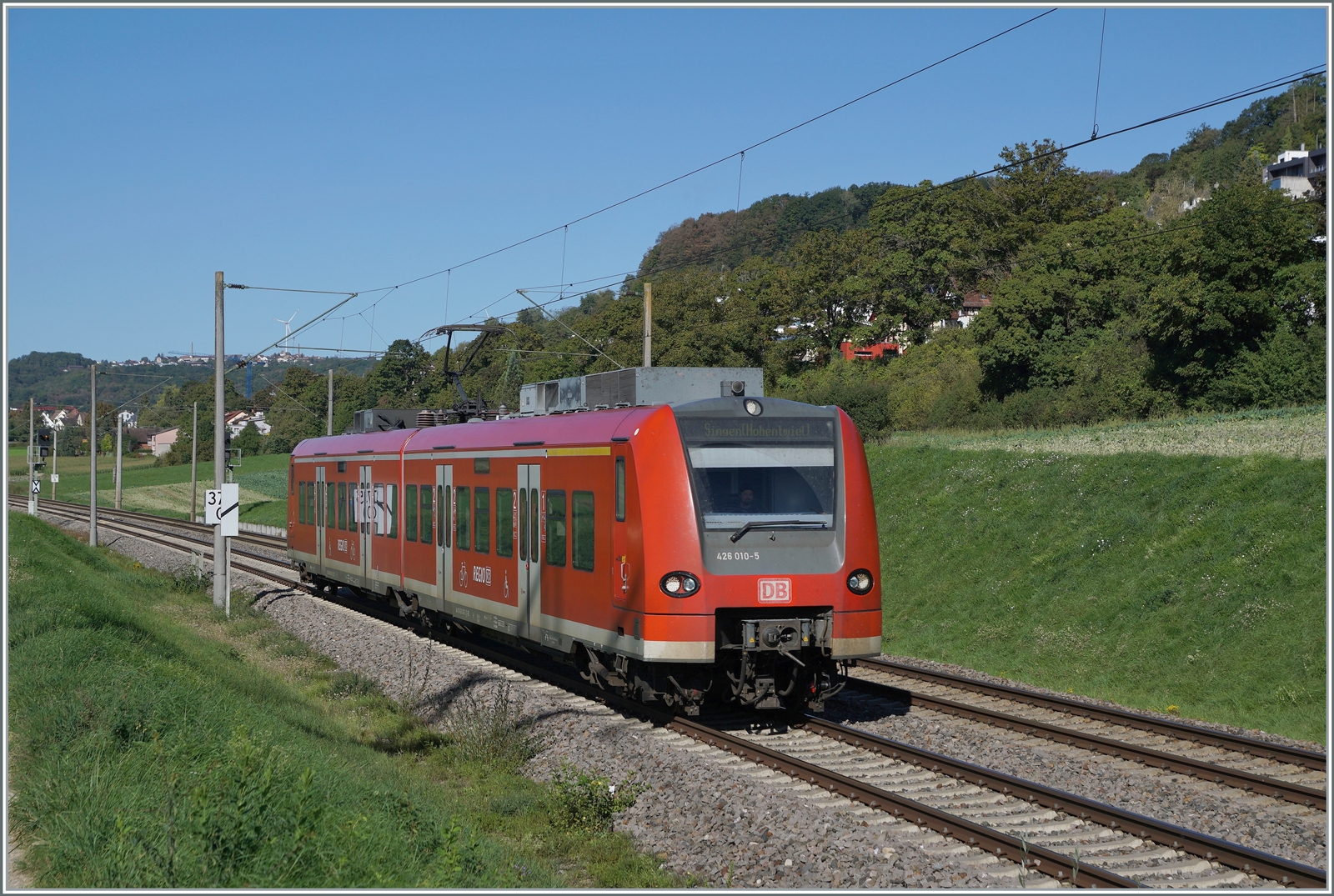 Auf den Fahrplanwechsel im Dez. 2022 endet der Einsatz der  Mini Quietschies/Baby Quietschies  (BR 426) zwischen Singen und Schaffhausen. Ein guter Grund nochmals hinzufahren. Der DB 426 010-5/ 510-4 erreicht in Kürze Bietingen. 

19. Sept. 2022