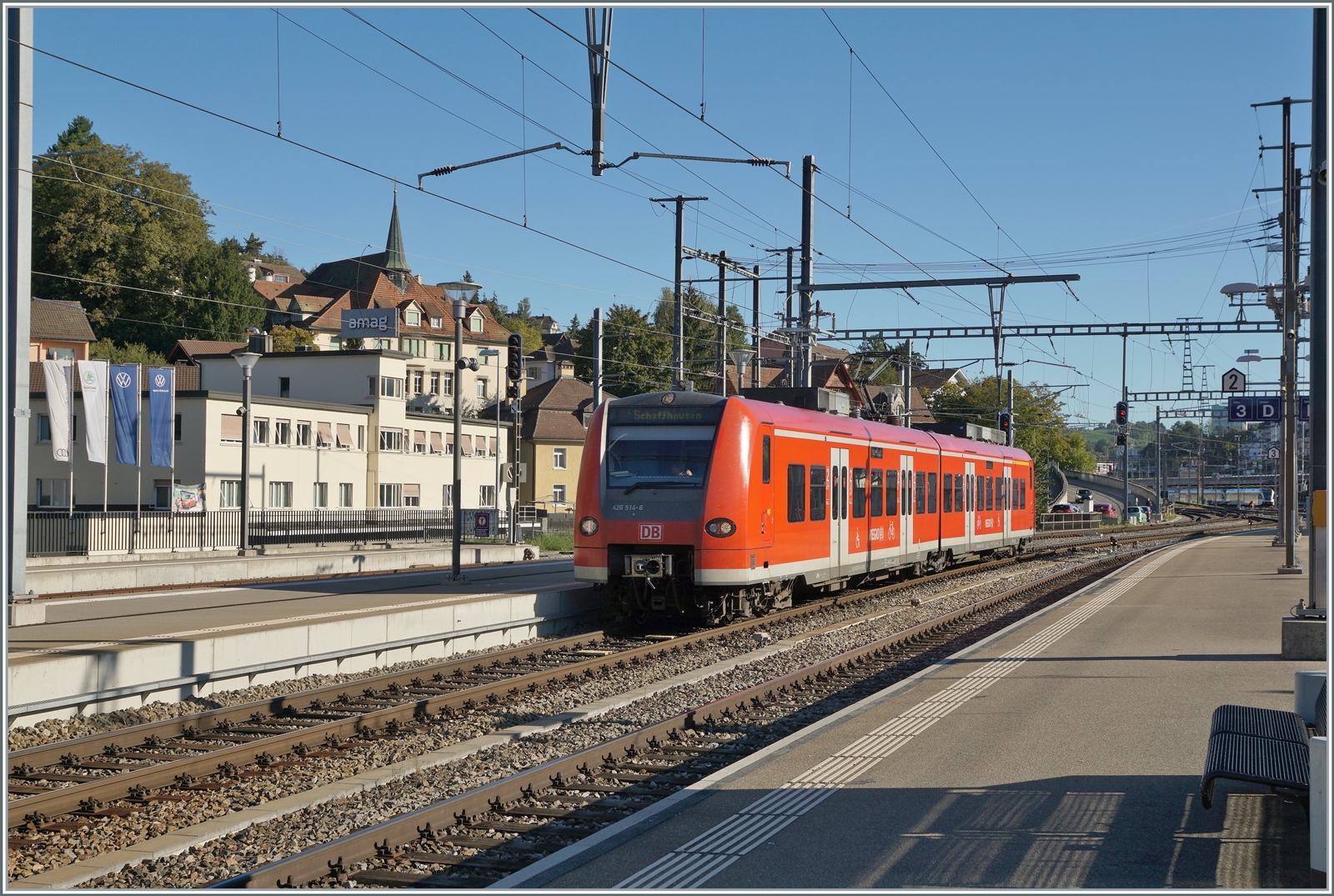 Auf den Fahrplanwechsel im Dez. 2022 endet der Einsatz der  Mini Quietschies/Baby Quietschies  (BR 426) zwischen Singen und Schaffhausen. Ein guter Grund nochmals hinzufahren. 

Der DB 426 514-6 /014-7 erreicht Schaffhausen. 

19. Sept. 2022