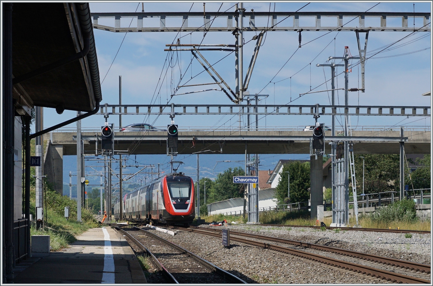 Auf der Jurasüdfuss Strecke Lausanne - Biel/Bienne ist der Fernverkehr fest in der  Hand  der SBB RABe 500 ICN. Doch durch die baubedingte Streckensperrung der Strecke Fribourg - Bern verkehren zur Entlastung der planmässigen ICN Züge pro Tag zwei zusätzliche Zugspaare von Neuchâtel nach Lausanne und zurück. In der Regel wird eines dieser Zugspaare mit zwei RABe 502  Twindexx  gefahren. Das Bild zeigt den hier sonst auf dieser Strecke kaum zu sehenden Twindxx Zug mit den RABe 502 225 und den RABe 502 402  Biel/Bienne  als IR 30071 von Lausanne nach Neuchâtel bei der Durchfahrt in Chavornay.

5. Juli 2025