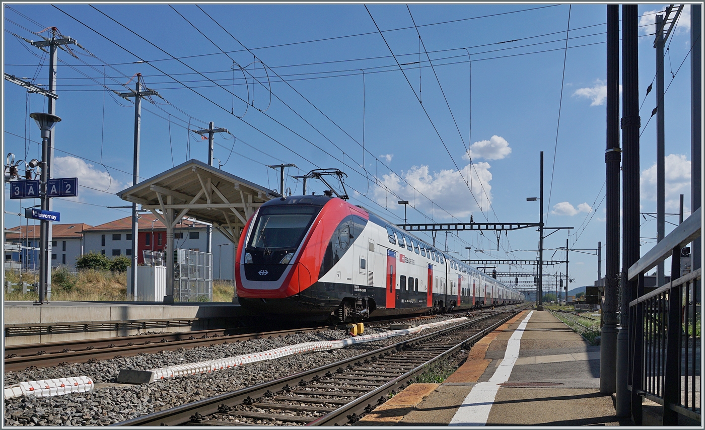 Auf der Jurasüdfuss Strecke Lausanne - Biel/Bienne ist der Fernverkehr fest in der  Hand  der SBB RABe 500 ICN. Doch durch die baubedingte Streckensperrung der Strecke Fribourg - Bern verkehren zur Entlastung der planmässigen ICN Züge pro Tag zwei zusätzliche Zugspaare von Neuchâtel nach Lausanne und zurück. In der Regel wird eines dieser Zugspaare mit zwei RABe 502  Twindexx  gefahren. Das Bild zeigt den hier sonst auf dieser Strecke kaum zu sehenden Twindxx Zug mit den RABe 502 225 und den RABe 502 402  Biel/Bienne  als IR 30071 von Lausanne nach Neuchâtel bei der Durchfahrt in Chavornay.

5. Juli 2025