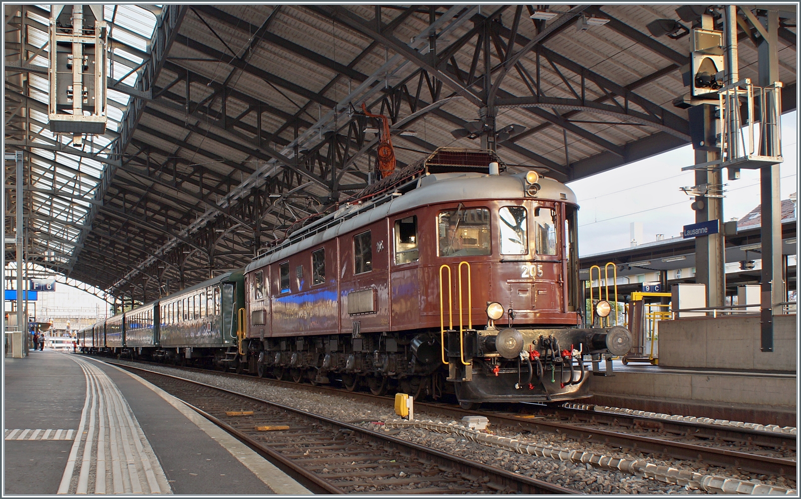 Auf der Rückfahrt von La Chaux de Fonds nach Vallorbe reichte es in Lausanne im letzten Licht mit einer Langzeitbelichtung den  L'Association 141R568  Train Chasse mit der ex BLS Ae 6/8 205 nochmals zu fotografieren.

14. Oktober 2023