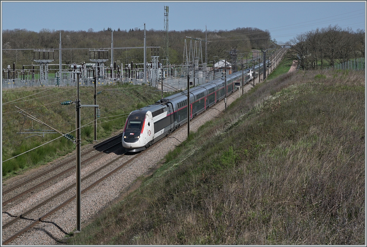 Auf der TGV Strecke Paris - Lyon (bzw. LGV 752000) bei Kilometer 257.7 ist der TGV Rame 804 und ein weiterer TGV Duplex auf der Fahrt in Richtung Süden. Es ist nicht ganz zweifelsfrei festzustellen, um welche TGV Verbindung es sich handelt. Ich gehe davon aus, dass es der TGV 9113/6033 von Paris Gare de Lyon (ab 9:41) nach Barcelona Sants (an 16:31)/Perpignan (an 15:03) ist. Auf diesem Streckenabschnitt bei Saint Émiland ist die Geschwindigkeit auf km/h 270 beschränkt, erst bei Km 254,6 im Norden, bzw. ab Km 336,3 im Süden sind km/h 300 zugelassen.

6. April 2024