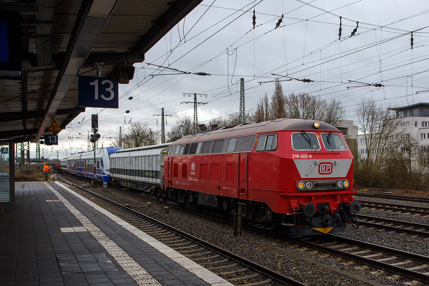 Auf �berf�hrungsfahrt (wohl zu einem Nordseehafen)...
Die 218 402-6 „Pidder L�ng“ (92 80 1218 402-6 D-RPRS) der Railsystems RP GmbH (Gotha) f�hrt am 14 Februar 2024 mit zwei SIEMENS Desiro HC Triebendwagen (ohne die vier zugeh�rigen Doppelstock-Zwischenwagen), f�r/der Israel Railways/ (רַכֶּבֶת יִשְׂרָאֵל / Rakkevet Israel - RI), durch den Bahnhof Hamm (Westfalen). Vor und hinter dem Desiro HC jeweils ein Kuppelwagen (Kupplungsadapterwagen) der Gattung Habfis der RailAdventure GmbH und am Zugschluss zwei Res-Wagen.
