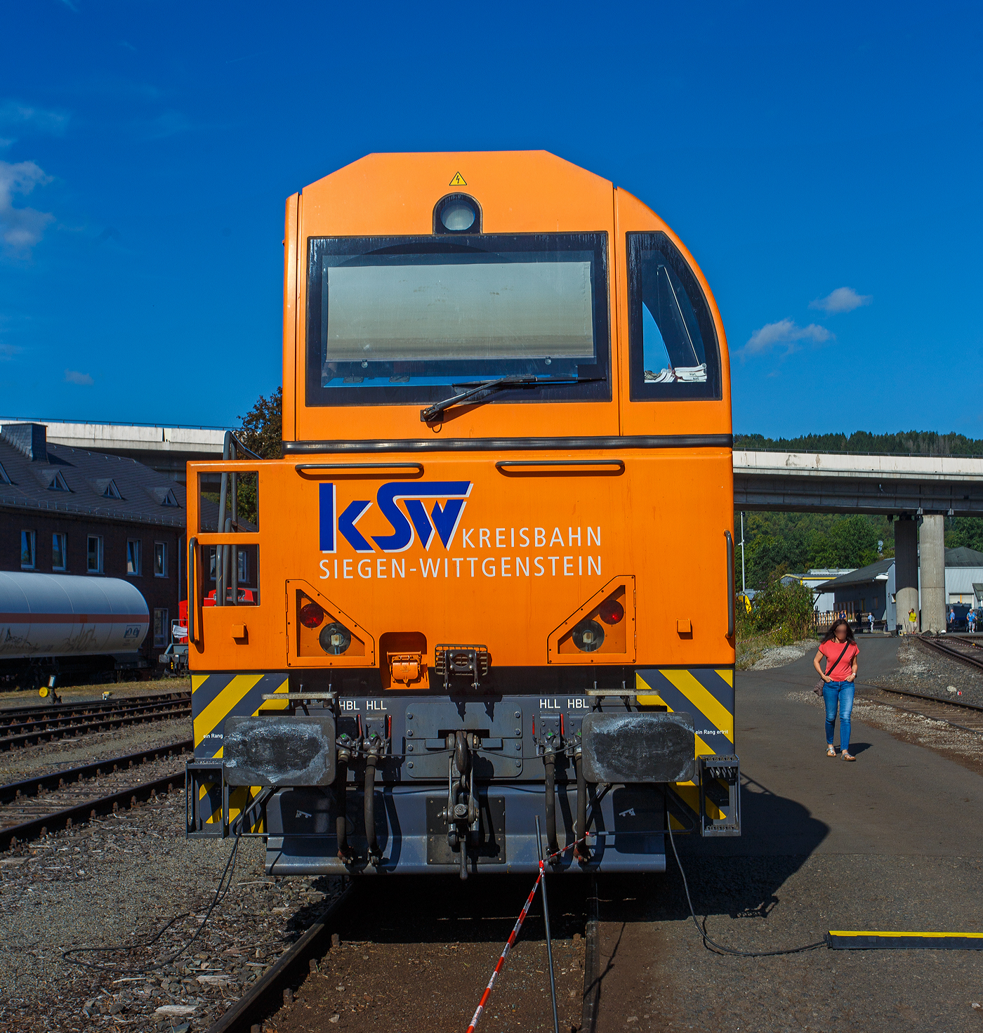 Aus dieser Ansicht kann man sie meist selten fotografieren, die KSW 43 (92 80 1273 018-2 D-KSW), die asymmetrische Vossloh G 2000 BB der KSW (Kreisbahn Siegen-Wittgenstein) ist am 17.09.2023 beim KSW Bahnhof Siegen-Eintracht ausgestellt. Hier war im Rahmen der  Europäische Mobilitätswoche  der „Tag der Schiene 2023“ ein Tag der offenen Tür.