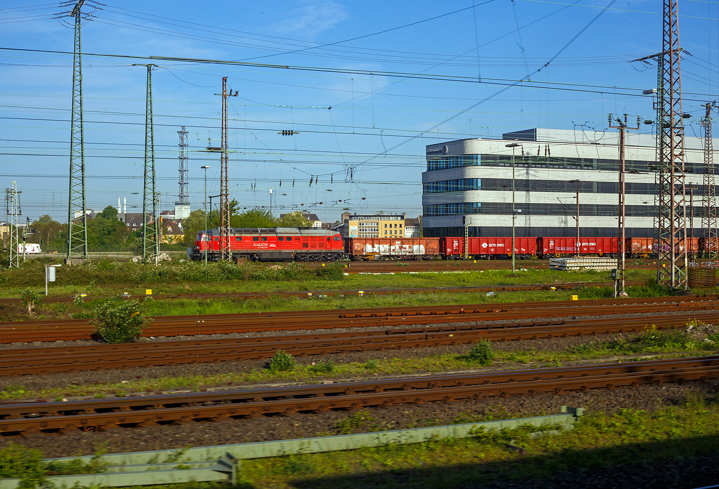 Aus einem IC heraus, die DB Ludmilla 232 587-6 (92 80 1232 587-6 D-DB) am 29 April 2025 bei Duisburg Hbf, mit einem offenen Hochbordwagen-Zug (vierachsiger offene Drehgestell-Güterwagen der Gattung Eanos).

Die Ludmilla bzw. V 300 wurde 1979 von LTS (Luhanskyj Teplowosobudiwnyj Sawod, auch bekannt als Lokomotivfabrik Lugansk (ehemals Woroschilowgrad) unter der Fabriknummer 0868 gebaut und als DR 132 587-7 an die Deutsche Reichsbahn (DR) geliefert. Zum 01.01.1992 erfolgte die Umzeichnung in DR 232 587-6 und zum 01.01.1994 dann in DB 232 587-6. 
