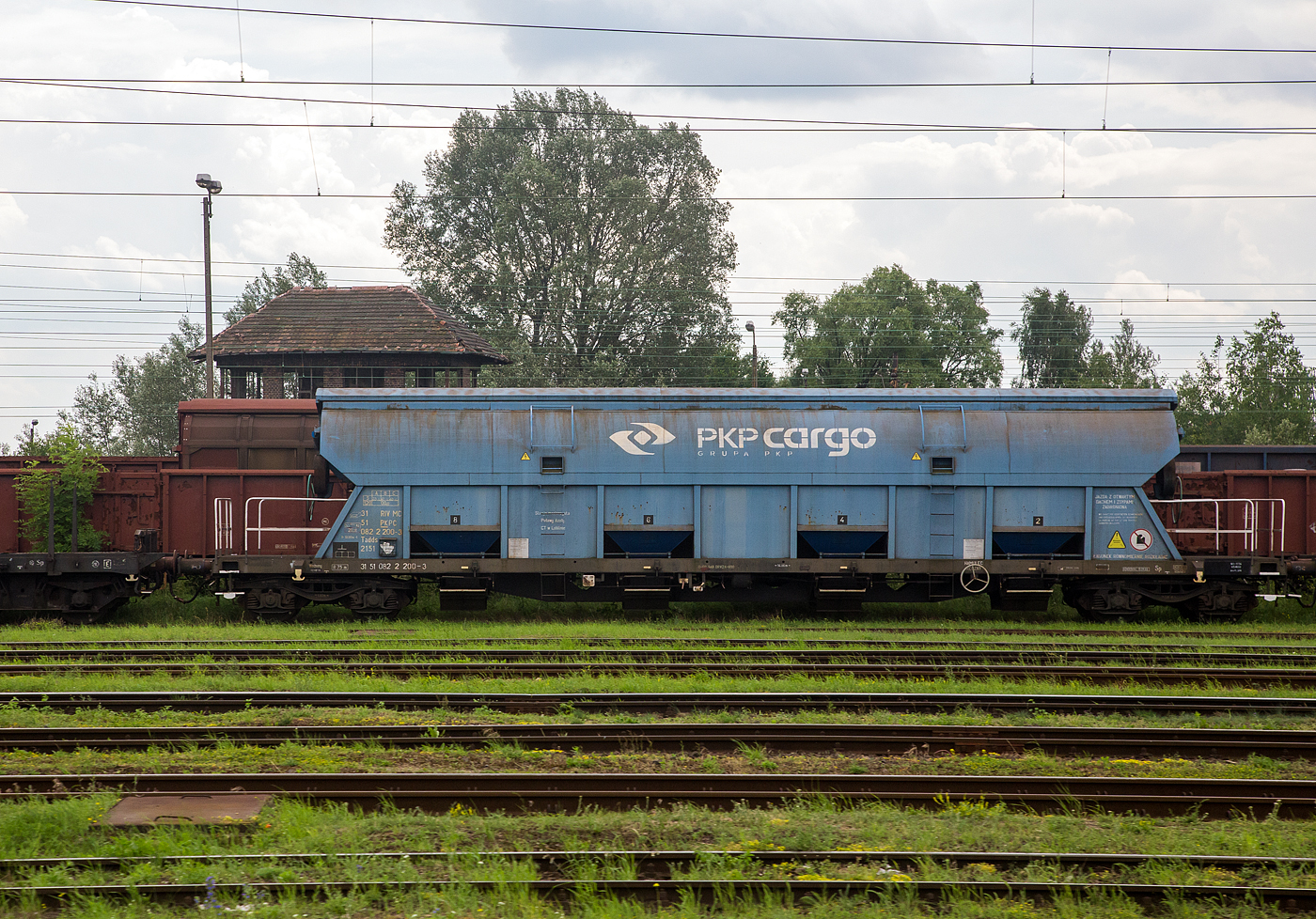 Aus einem Zug heraus, der vierachsiger Drehgestell-Schüttgutwagen mit Schwenkdach und dosierbarer Schwerkraftentladung für Getreide, der Gattung Tadds 2151, 31 51 0822 200-3 PL-PKPC der PKP CARGO S.A. (Warszawa / Warschau), abgestellt am 25 Juni 2017 im polnischen Gniezno (Gnesen).

TECHNISCHE DATEN:
Spurweite: 1.435 mm
Länge über Puffer : 19.900 mm
Drehzapfenabstand: 14.860 mm
Achsabstand im Drehgestell: 1.800 mm
Eigengewicht: 30.200 kg
Höchstgeschwindigkeit:  100  km/h (beladen) / 120 km/h (leer)
Maximales Ladegewicht: 49,8 t (ab Streckenklasse C oder höher)
Kleinster bef. Gleisbogenradius: 75 m
Bremse: O-GP
Intern. Verwendungsfähigkeit: RIV MC
