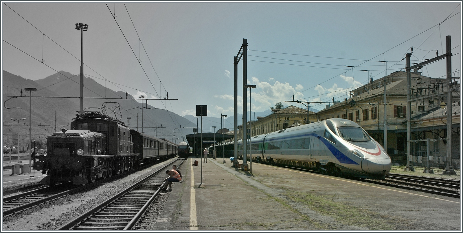 Aus einer Welt ohne Zulassungen und anderem Unsinn...

Neu und alt treffen sich in Domodossola: Die Ce 6/8 14253 mit ihrem Extrazug nach Brig und ein FS Trenitalia ETR 610 auf der Fahrt in die Schweiz. 

20. Aug. 2011