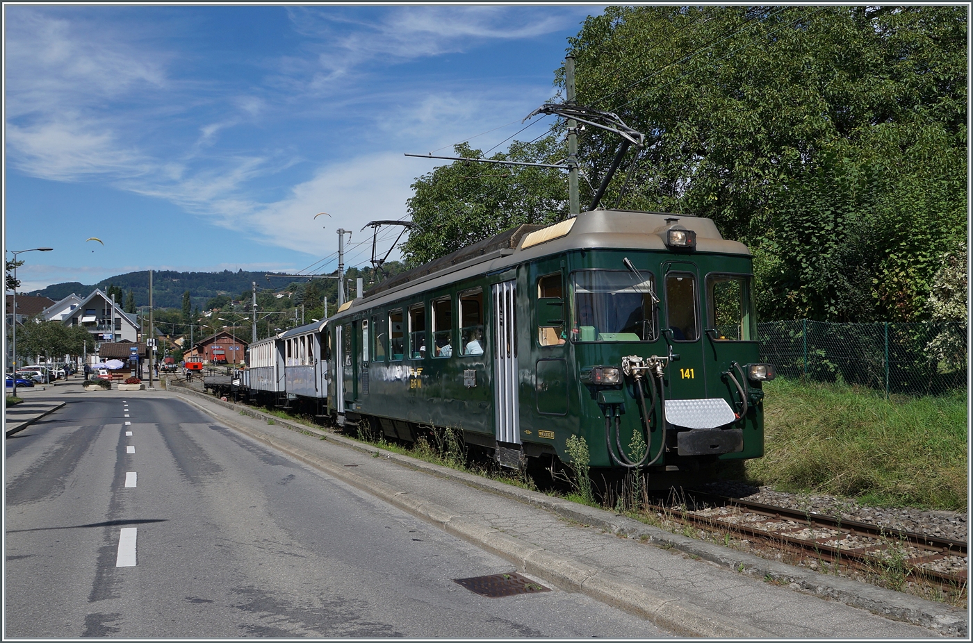 Autour de la voie ferrée / Rund um die eiserne Bahn (Herbstevent 2024) - Dieses Jahr zu Gast bei der Blonay-Chamby Bahn: der wunderschön hergerichtet GFM (Historique) BDe 4/4 141 in  Tannengrün ; der Triebwagen wurde 1972 gebaut.

Das Bild zeigt den GFM Triebwagen beim Verlassen von Blonay mit einem  GmP .

7. Sept. 2024