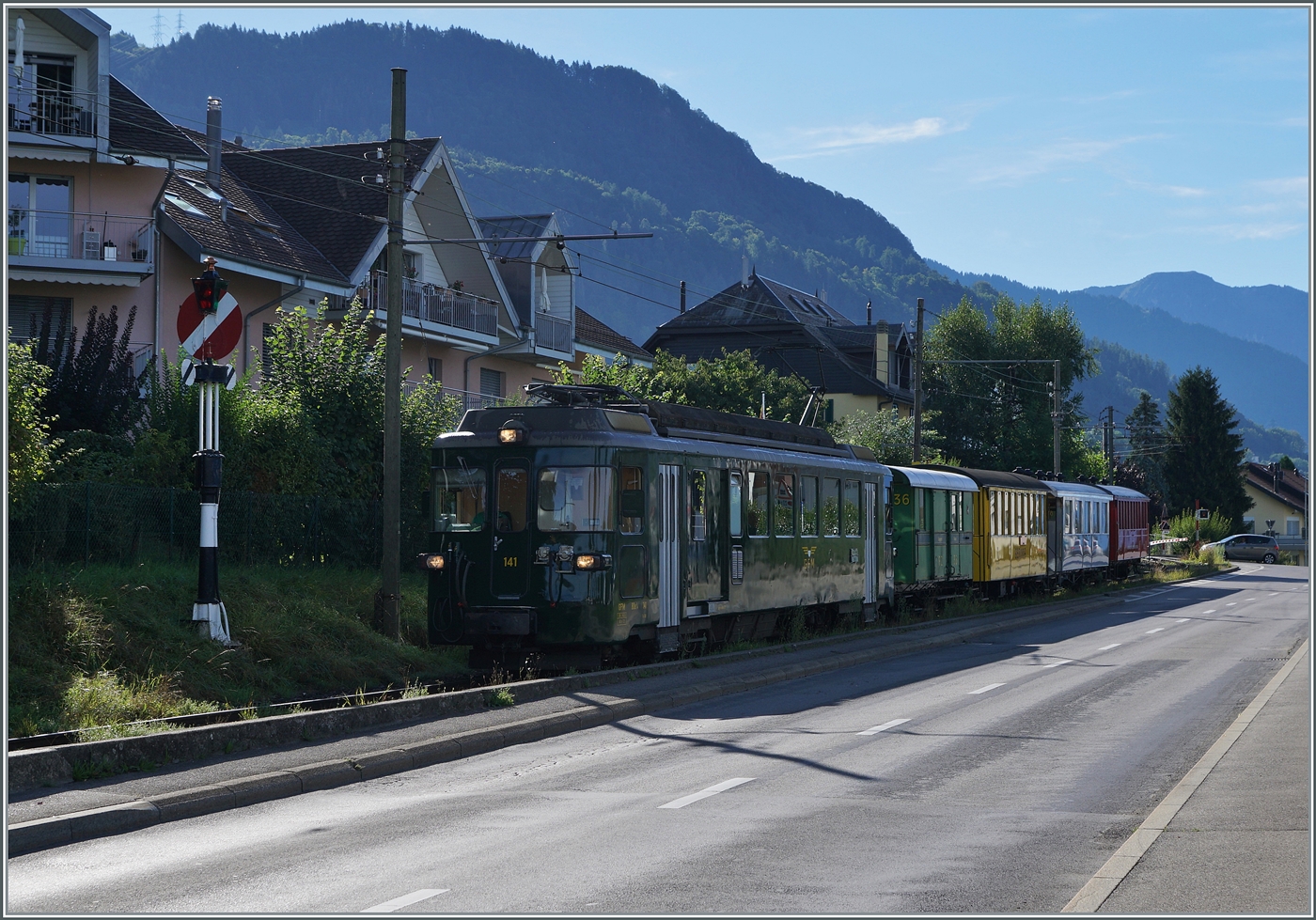 Autour de la voie ferrée / Rund um die eiserne Bahn (Herbstevent 2024) - Ich wusste, dass diese Jahr der GFM (Historique) BDe 4/4 141  bei der Blonay Chamby Bahn zu Gast sein wird. In der Info war der Triebwagen in der TPF abgebildet. Als ich dann so im Gegenlicht den Triebwagen durch den Fotoapparat kommen sah war ich doch enttäuscht: SCHWARZ?!. 
Zum Glück nur eine optisch Täuschung: der Triebwagen präsentiert sich im damals wohl bei der Inbetriebsetzung 1972 üblichen  Tannengrün . Ob der Triebwagen tatsächlich so abgeliefert wurde, muss ich jedoch noch abklären.

Der GFM (Historique) BDe 4/4 141 erreicht mit dem Leermaterialzug 20140 Blonay.

7. Sept. 2024