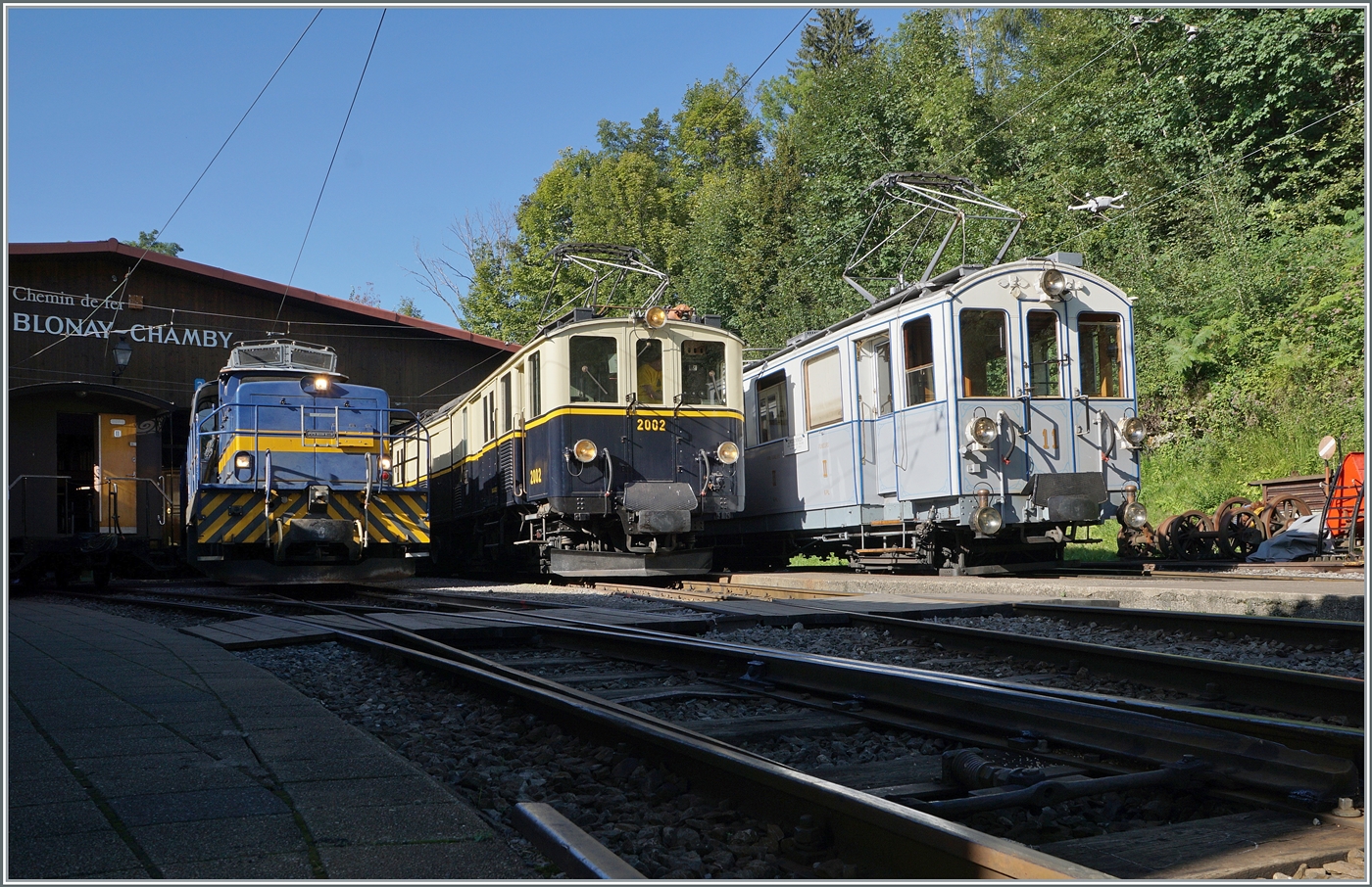 Autour de la voie ferrée / Rund um die eiserne Bahn (Herbstevent 2024) - Da bei Thema rund ums Gleis die Dieseltraktion (für Bauzüge) nicht fehlen darf, war die MOB Gm 4/4 2004 bei der B-C im Einsatz. Somit bot sich die Gelegenheit für eine Überraschung - das  MOB Alignement ! Schön aufgereiht sind die MOB Gm 4/4 2004, der MOB FZe 6/6 2002 (heute B-C) und der MOB BCFe 4/4 N° 11 (heute B-C) in Chaulin.

7. September 2024