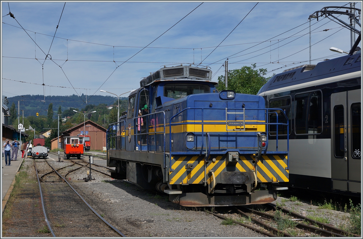 Autour de la voie ferrée / Rund um die eiserne Bahn (Herbstevent 2024) - und besonders für den Baudienst sind die Bahnen auf Fahrdrahtunabhängige Lok angewiesen; so dass zum Themenwochenende die B-C folgerichtig die MOB Gm 4/4 2004 zeigte, bzw. vor einigen Zügen zum Einsatz brachte. 

Das Bild zeigt die Gm 4/4 2004 der MOB beim Rangieren in Blonay.

7. Sept. 2024