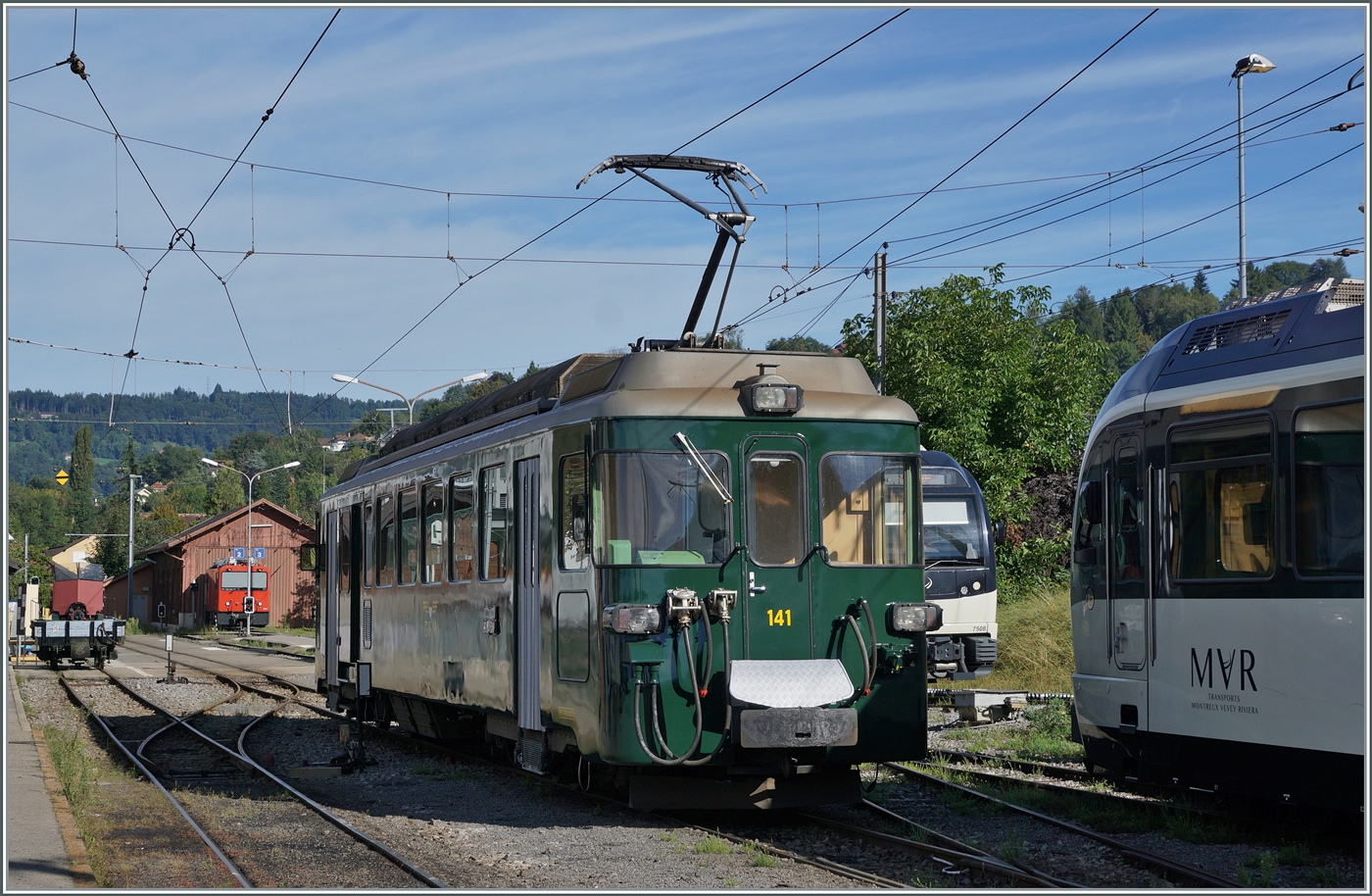 Autour de la voie ferrée / Rund um die eiserne Bahn (Herbstevent 2024) - Durch den Einsatz der MOB Gm 4/4, des GFM BDe 4/4 141 und natürlich des Dm 2/2 N° 3  Le Biniou  zeigte die Blonay-Chamby Bahn als Gesamtbild betrachtet ein ganz anders  Gesicht , welches mich faszinierte und fast vergessen liess, dass die traditionellen Fahrzeuge kaum im Einsatz standen.

Das Bild zeigt den in grün wie bei der Ablieferung gehaltenen GFM Historique BDe 4/4 141 bei einer Rangierfahrt in Blonay.

7. Sept. 2024