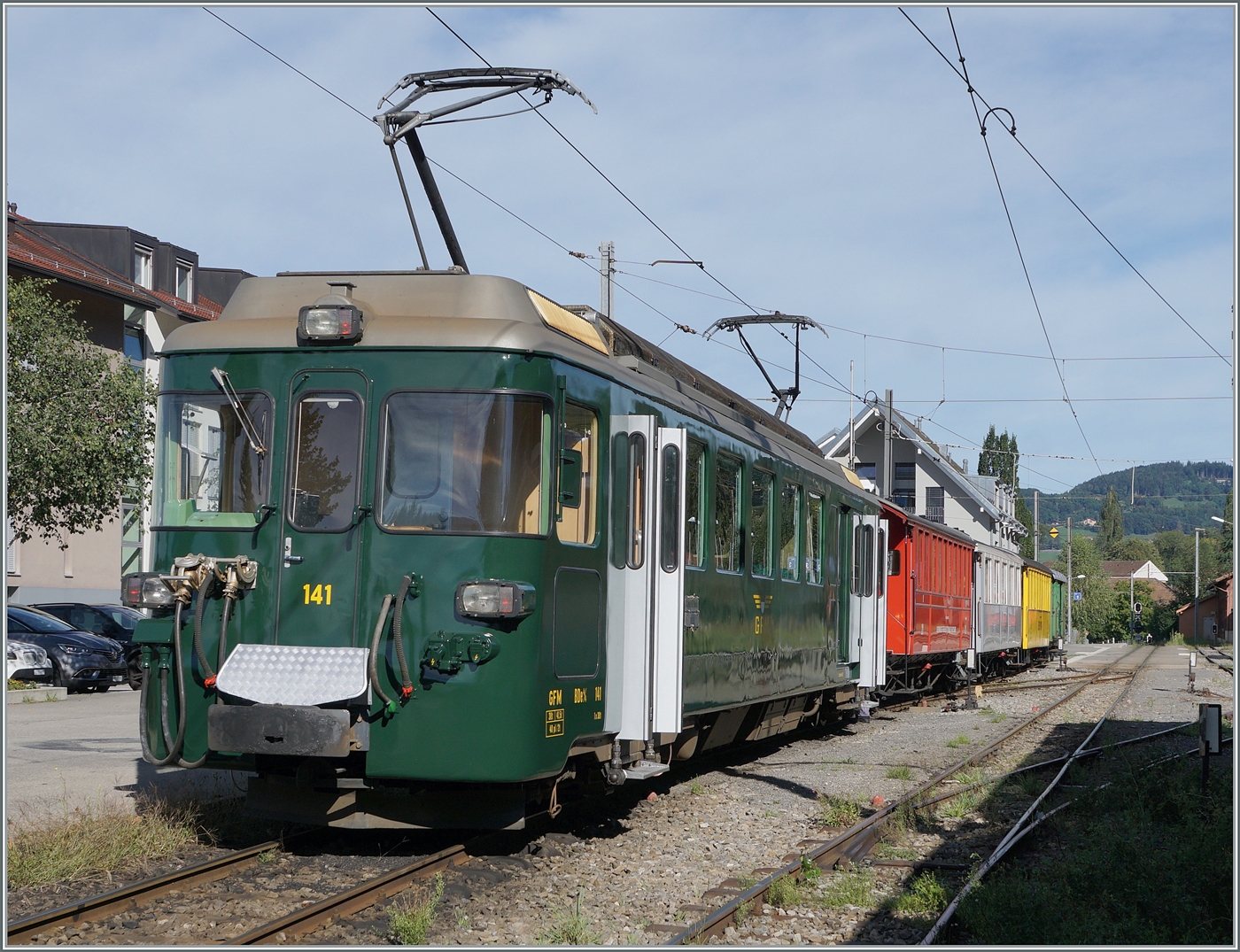 Autour de la voie ferrée / Rund um die eiserne Bahn (Herbstevent 2024) - Für den Kiestransport beschaffte die GFM im Jahre 1972 die beiden Treibwagen mit der Bezeichnung BDe 4/4 141 und 142. Die Triebwagen kamen mit Kieszügen mit einem Steuerwagen zum Einsatz. Später fuhren sie mit Pendelzügen im Regionalverkehr der GFM und TPF, jeweils in der damals aktuellen Farbgebung.  GFM Historique  arbeitete ihren BDe 4/4 141 auf und zeigt ihn in der ursprünglichen Farbgebung. Durch die recht moderne Formgebung und die 1972 doch eher altgediente Farbgebung bietet der BDe 4/4 141 einen besonders kontrastreichen Reiz. Unter dem nun folgenden Link kann man sehen, wie sich der BDe 4/4 141 mit seinen Kieswagen wenige Jahre nach der Ablieferung zeigte: https://igschieneschweiz.startbilder.de/bild/schweiz~bahnhoefe~bulle/864431/triebwagen-141-der-einstigen-gruy232re-fribourg-morat-bahn.html

Das Bild zeigt den BDe 4/4 141 in Blonay beim Abwarten der Abfahrtszeit nach Chaulin. 

7. September 2024 