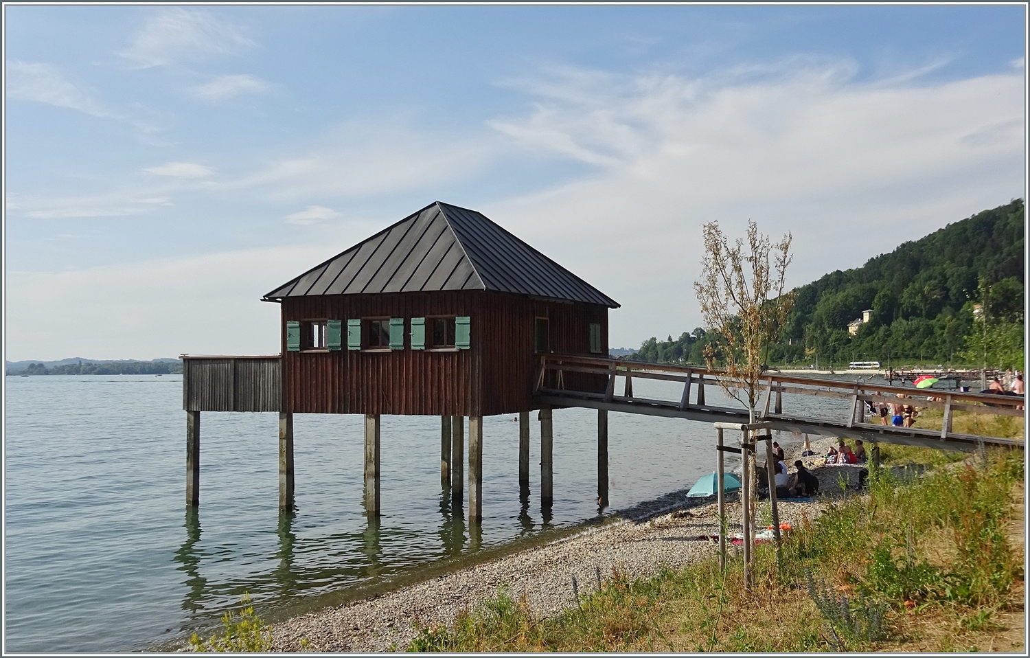 Badevergnügen am Bodensee in Bregenz und in der Ferne ein Thurbo GTW RABe 526 als S7 auf der Fahrt von Romanshorn nach Lindau Reutin. Leider verkehrt die S7 z.Z. nur am Wochenendende, doch ab dem Fahrplanwechsel ist Besserung in Sicht.

18. Juni 2023