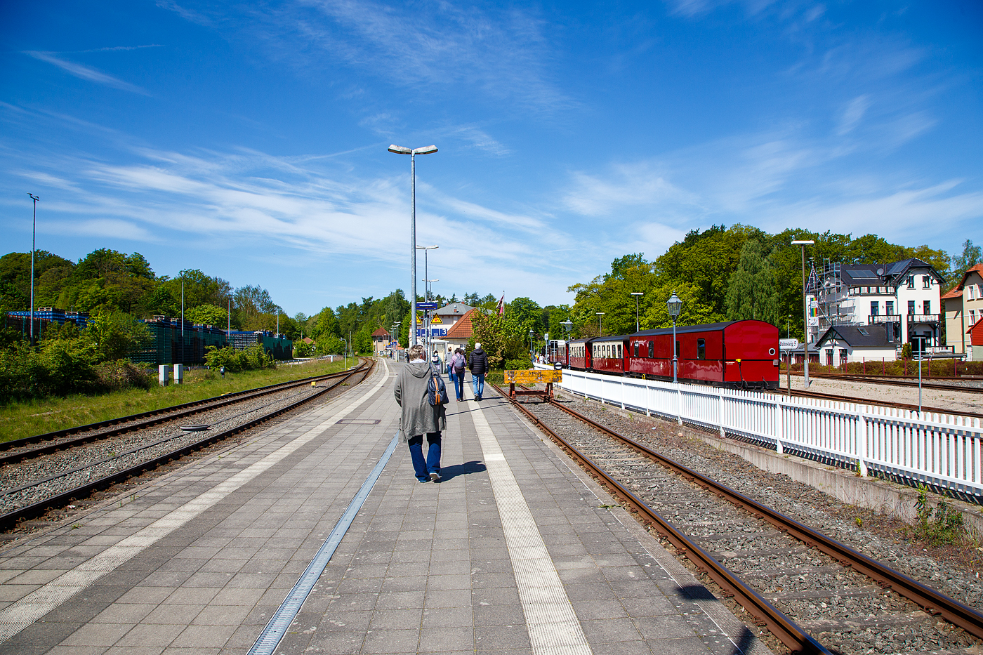 Bahnhof Bad Doberan am 15.05.2022.
Links die normalspurigen DB Bahnstrecke Wismar–Rostock – Tessin (KBS 185), rechts das normalspurige Stumpfgleis 3 und hinter dem Zaun die schmalspurige Mecklenburgischen Bäderbahn Molli (KBS 186).

In der Bildmitte die Empfangsgebäude der Mecklenburgischen Bäderbahn und dahinter der DB. Ganz hinten am Bü das Stellwerk Bad Doberan Fahrdienstleiter.