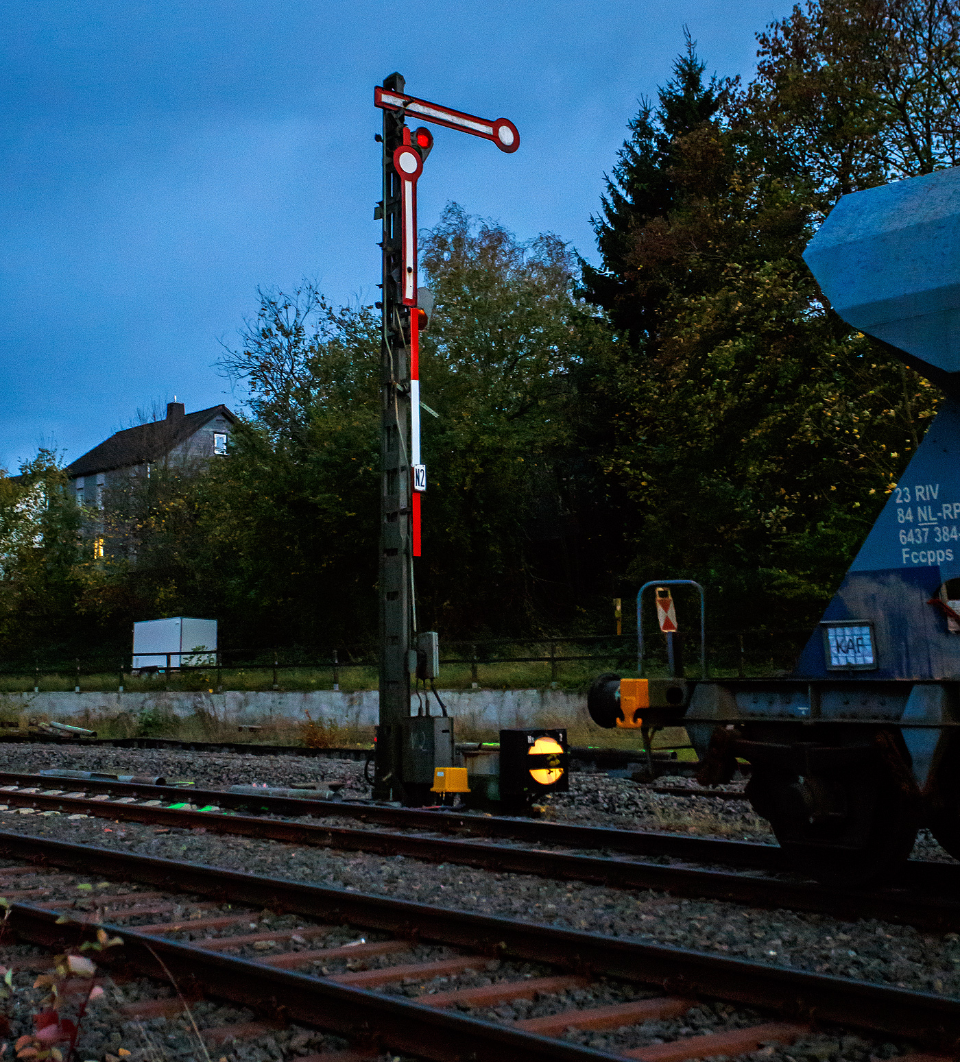 Bahnhof Herdorf am frühen Abend des 26 Oktober 2025, das Ausfahrtsignal (N2) vom Gleis 2, welches hier Hp 0 – Halt! zeigt. Davor der „Schotterzwerg“, das niedrige Schutzsignal (Sh - “S“chutz“h“altsignal) es zeigt Sh 0 – Halt! Fahrverbot.