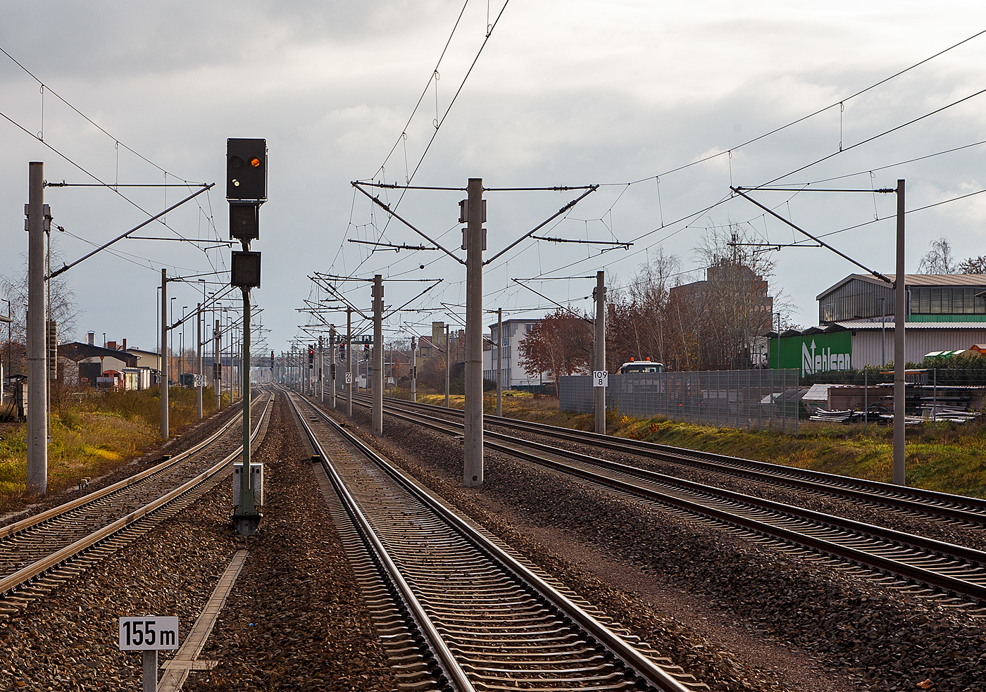 Bahnhof Radebeul Ost am 07.12.2022:
Der Blick Richtung Dresden auf die Strecken, links (rechts und links vom Bahnsteig) die Bahnstrecke Pirna–Coswig (KBS 241.1), sie ist eine zweigleisige elektrifizierte Hauptbahn für bis zu 120 km/h, die vorwiegend der S-Bahn Dresden dient. Sie verläuft auf gleichem Bahnkörper parallel zu den bestehenden Hauptbahnen Děčín–Dresden und Dresden–Leipzig. Der Abschnitt zwischen Pirna und Dresden-Neustadt ist seit 2004 in Betrieb, das Gesamtprojekt wurde im März 2016 mit der Fertigstellung der verbliebenen Strecke Dresden-Neustadt–Coswig abgeschlossen.

Rechts die Bahnstrecke Leipzig–Dresden (KBS 500), sie eine zweigleisige elektrifizierte Hauptbahn für bis zu 200 km/h. Die von Leipzig über Wurzen, Oschatz und Riesa nach Dresden führende Trasse (ca. 116 km lang) wurde bereits 1839 von der Leipzig-Dresdner Eisenbahn-Compagnie als erste deutsche Ferneisenbahn erbaut und gehört damit zu den ältesten Bahnstrecken in der Geschichte der Eisenbahn in Deutschland. Seit 1993 wird die Strecke als Verkehrsprojekt Deutsche Einheit Nr. 9 ausgebaut.
