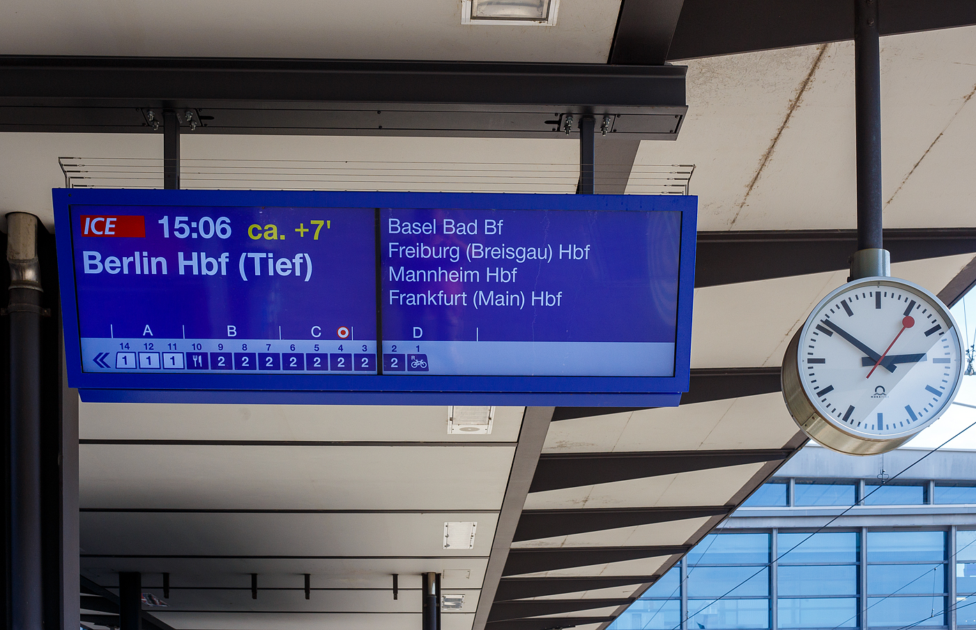 Bahnsteigs Zuganzeigentafel im Bahnhof Basel SBB auf Gleis 12, hier am 11 September 2023 für den ICE 70 von Chur via Basel SBB und Frankfurt am Main Hbf nach Berlin Hbf (Tief).

Auch den Wagenstandsanzeiger (Wagenreihungsplan) kann man sehr gut erkennen, so wird hier der Wagen Nr. 4 zum Stehen kommen.
