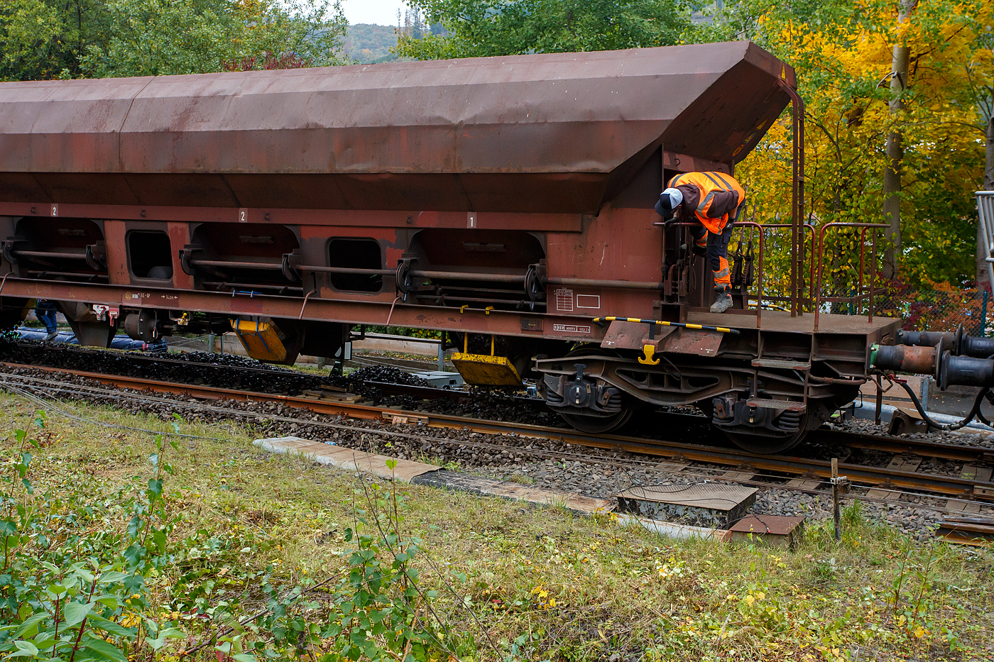 Baustelle Bahnhof Herdorf am 12 Oktober 2025, nun werden die Weichen 25 und 26 eingeschottert. 