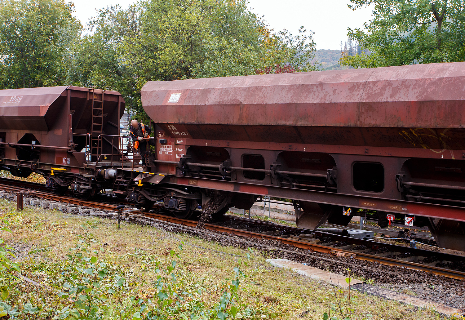 Baustelle Bahnhof Herdorf am 12 Oktober 2025, nun werden die Weichen 25 und 26 eingeschottert.