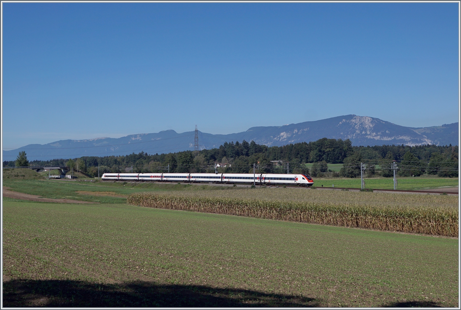 Bei Bolken fährt ein ICN 500 auf dem Weg vom Lac Léman zum Bodensee durchs Mittelland. Was das beschauliche Bild nicht zeigt, ist dass der ICN mit gut 200 km/h über die Ausbaustrecke in Richtung NBS fährt!  Hier geht die Einspurstrecke auf Doppelspur über, die dann bei Wanzwil wie es sich für einen NBS gehört richtungsgetrennt in die NBS Mattstetten - Rothrist mündet. 

12. September 2022