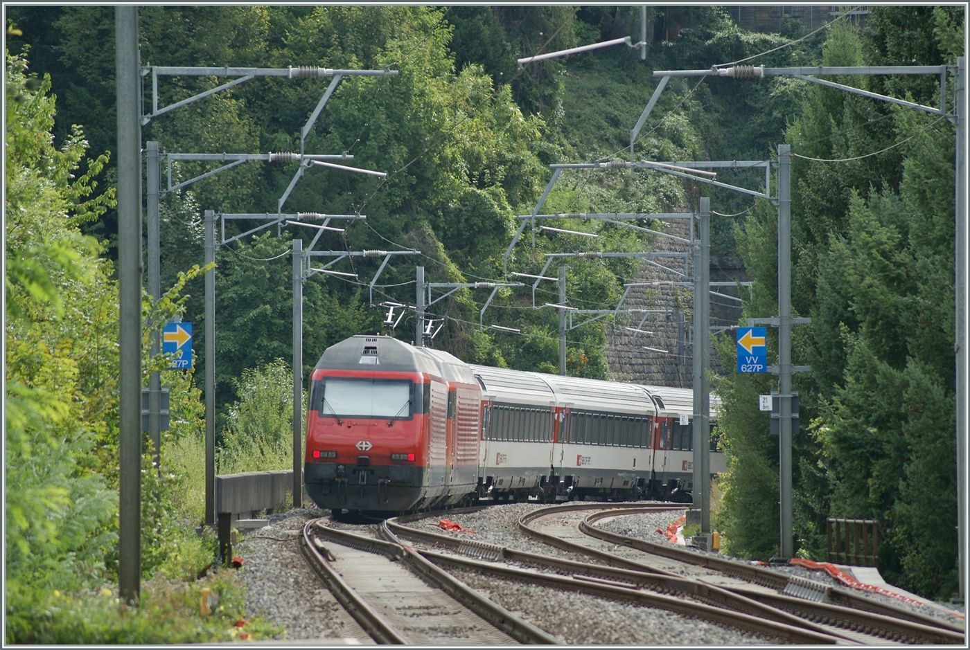 Bei Burier schieben gleich zwei SBB Re 460 ihren IR 90 in Richtung Brig. 

7. Sept. 2022