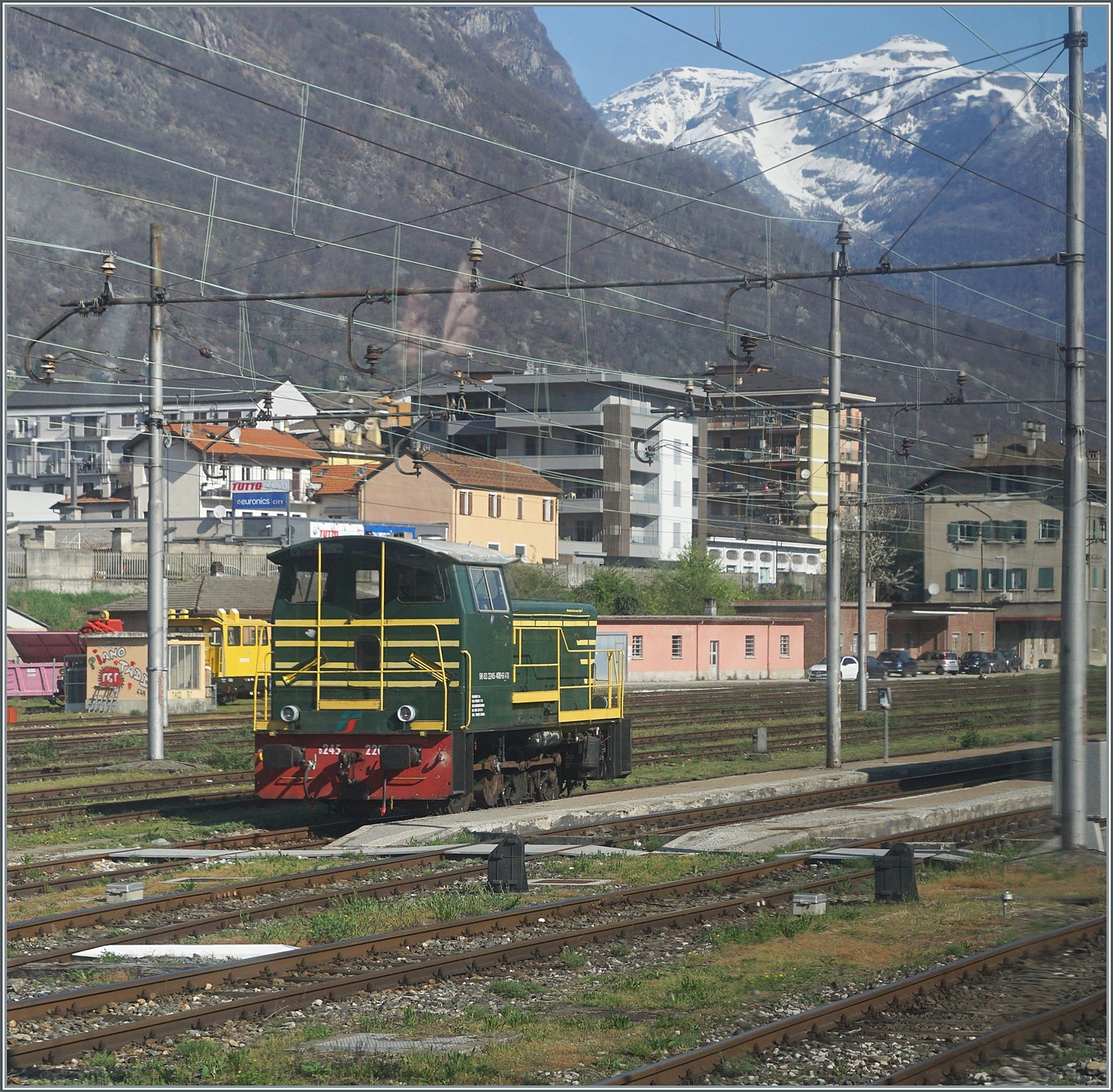 Bei der Einfahrt in Domodossola, durchs Fenster fotografiert: die FS Treniatalia Rangierlok D 245 220x. 

4. April 2025