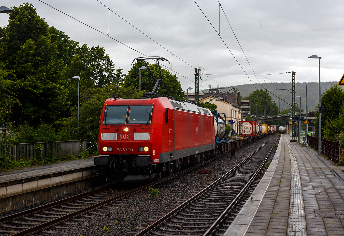 Bei Regen durchfährt die 185 074-2 (91 80 6185 074-2 D-DB) der DB Cargo Deutschland AG am 21 Juni 2024 mit einem KLV-Zug durch den Bahnhof Kirchen (Sieg) in Richtung Köln. Einen lieben Gruß an den Lokführer zurück. 

Die TRAXX F140 AC1 wurde 2002 von der Bombardier Transportation GmbH in Kassel unter der Fabriknummer 33489 gebaut
