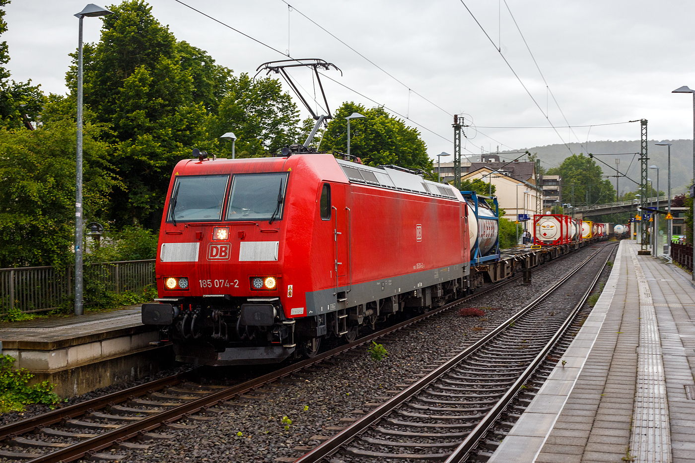 Bei Regen durchfährt die 185 074-2 (91 80 6185 074-2 D-DB) der DB Cargo Deutschland AG am 21 Juni 2024 mit einem KLV-Zug durch den Bahnhof Kirchen (Sieg) in Richtung Köln. Einen lieben Gruß an den Lokführer zurück. 

Die TRAXX F140 AC1 wurde 2002 von der Bombardier Transportation GmbH in Kassel unter der Fabriknummer 33489 gebaut
