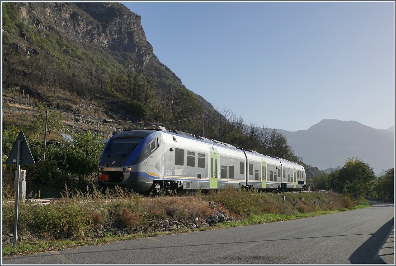 Beim kleinen Ort Parleaz im Aosta Tal ist der FS Traniatlia Minuetto MD Aln 501 011 auf dem Weg von Ivrea nach Aosta.

11. Okt. 2023 