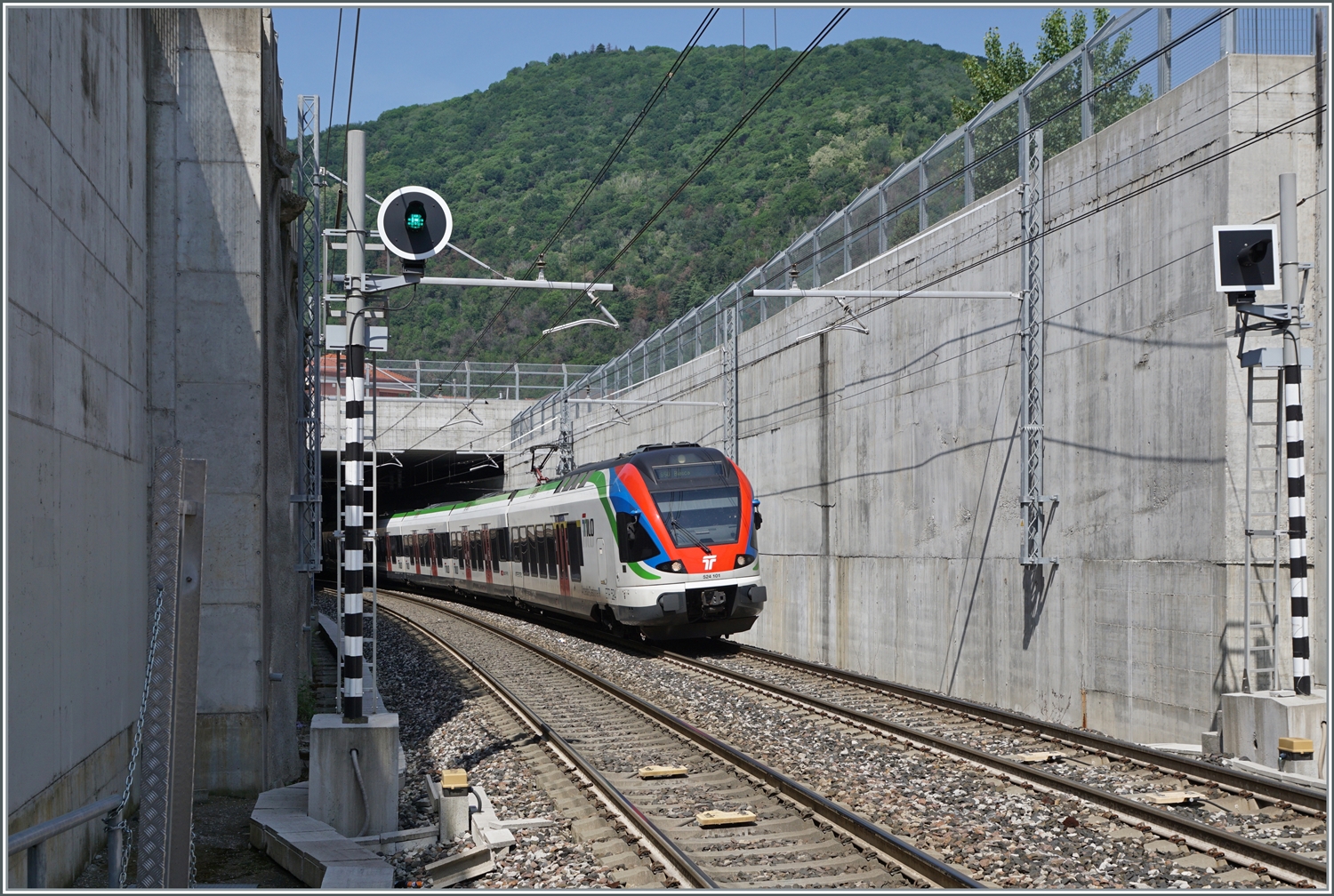 BELLA ITALIA für einmal etwas  anders  - zwischen Beton; das Bild zeigt die Einfahrt des TILO RABe 524 001 als S50 nach Biasca in Arcisate. Doch schon kurz nach der Weiterfahrt der Zug wirklich durch die herrliche Landschaft des BELLA ITALIA fahren bis er bald im Tessin ankommt.

23. Mai 2023