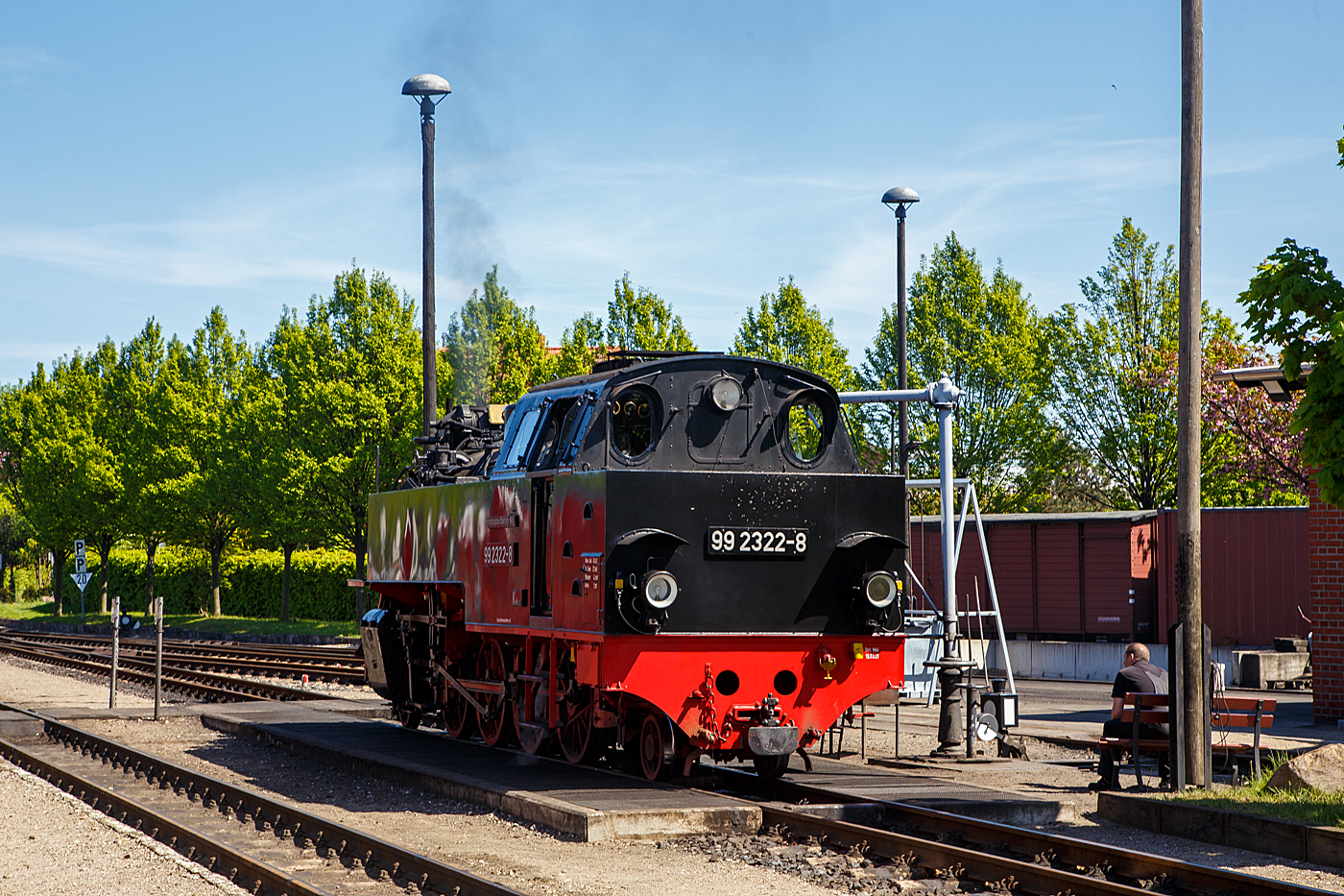 Bevor die Lok aber ans andere Zugende geht, hat sie aber Durst....
Die MBB 99 2322-8 der Mecklenburgischen B�derbahn Molli am 15 Mai 2022 im Bahnhof K�hlungsborn-West beim Wasserfassen. 